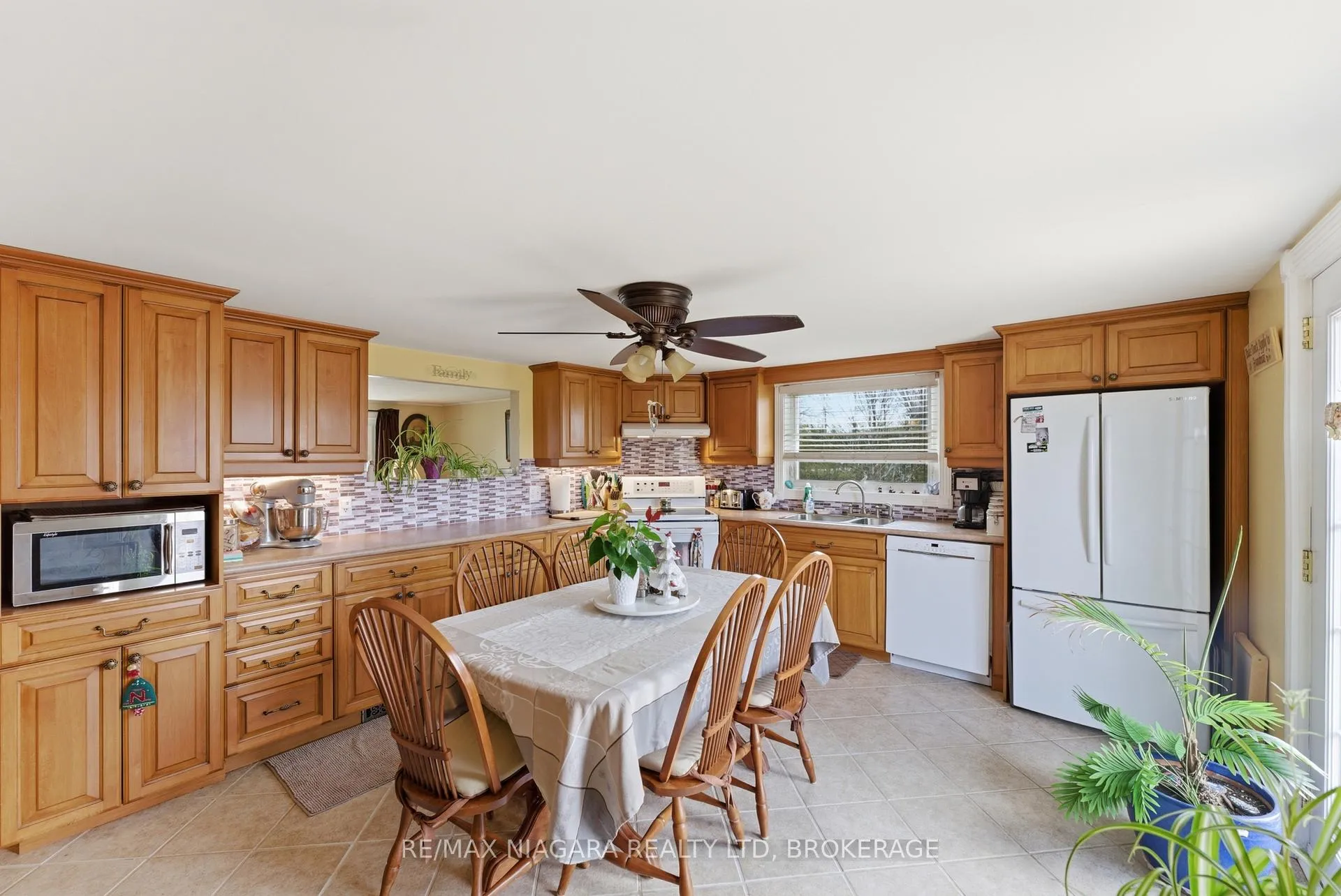 Photo 10 of 566 Holloway Bay Road, Port Colborne, Sherkston — HOMEH