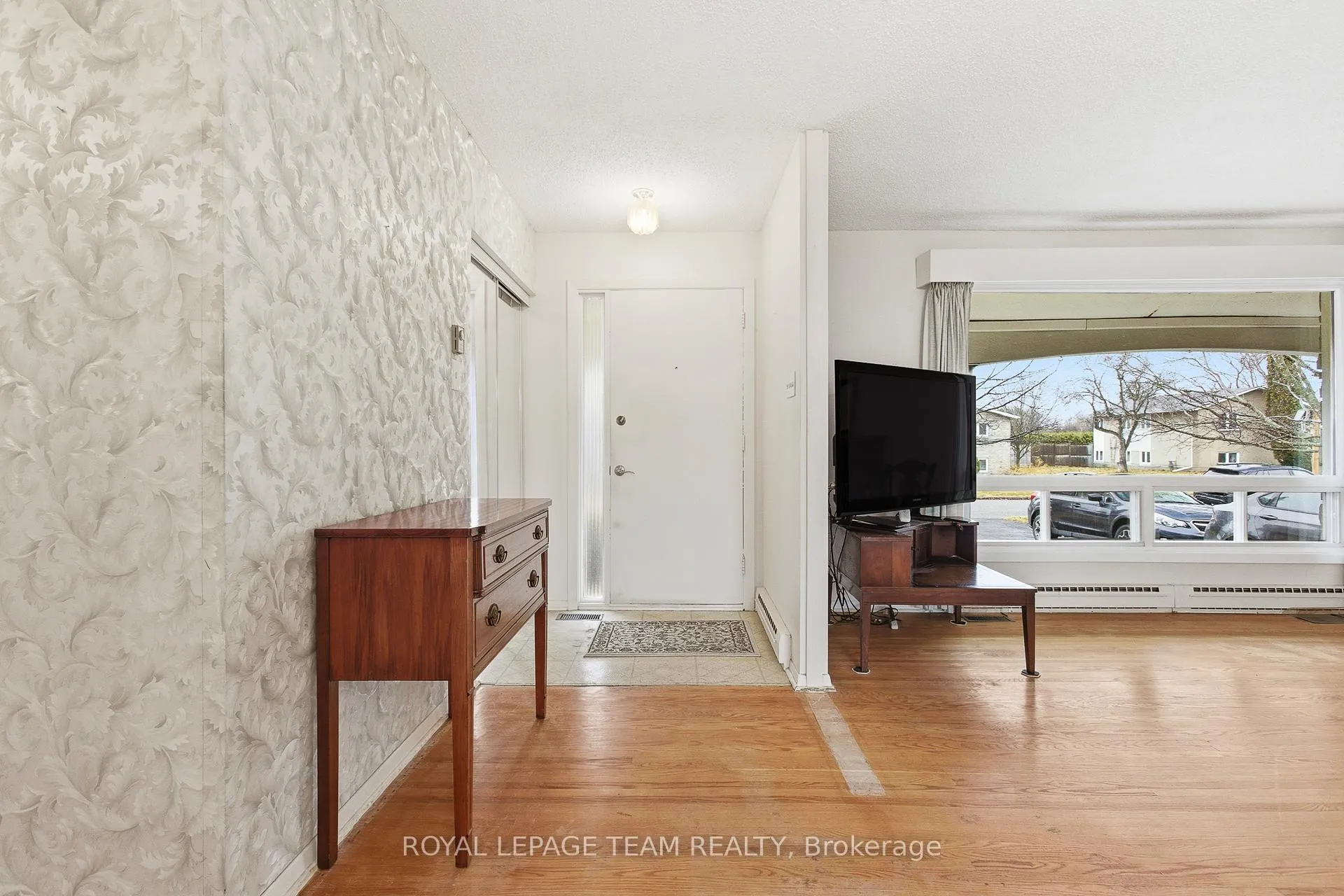 Photo 4 of 57 Sullivan Avenue, Ottawa, Meadowlands/Crestview — HOMEH