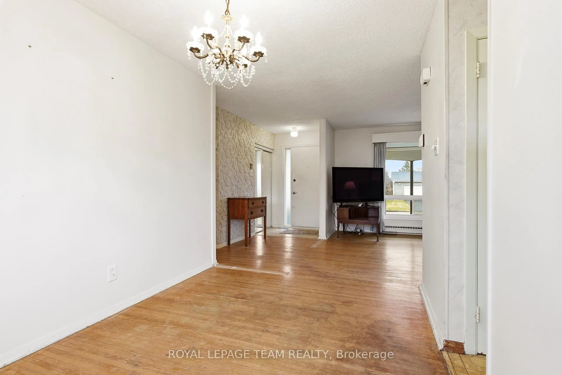 Photo 5 of 57 Sullivan Avenue, Ottawa, Meadowlands/Crestview — HOMEH