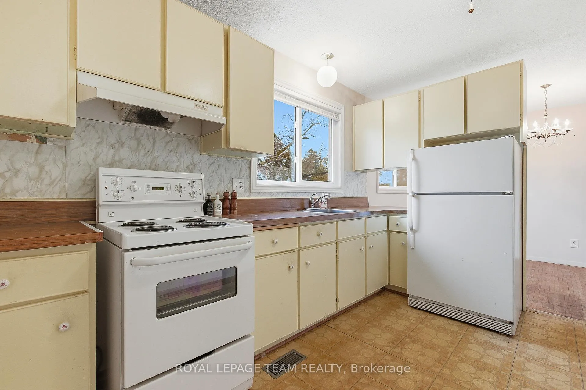 Photo 10 of 57 Sullivan Avenue, Ottawa, Meadowlands/Crestview — HOMEH