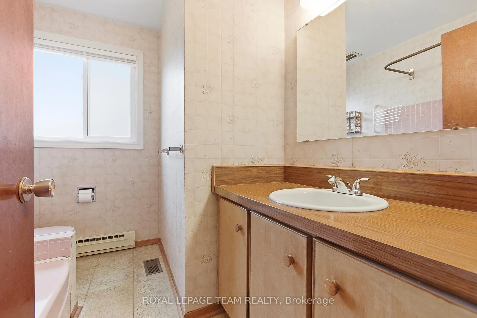 Photo 15 of 57 Sullivan Avenue, Ottawa, Meadowlands/Crestview — HOMEH