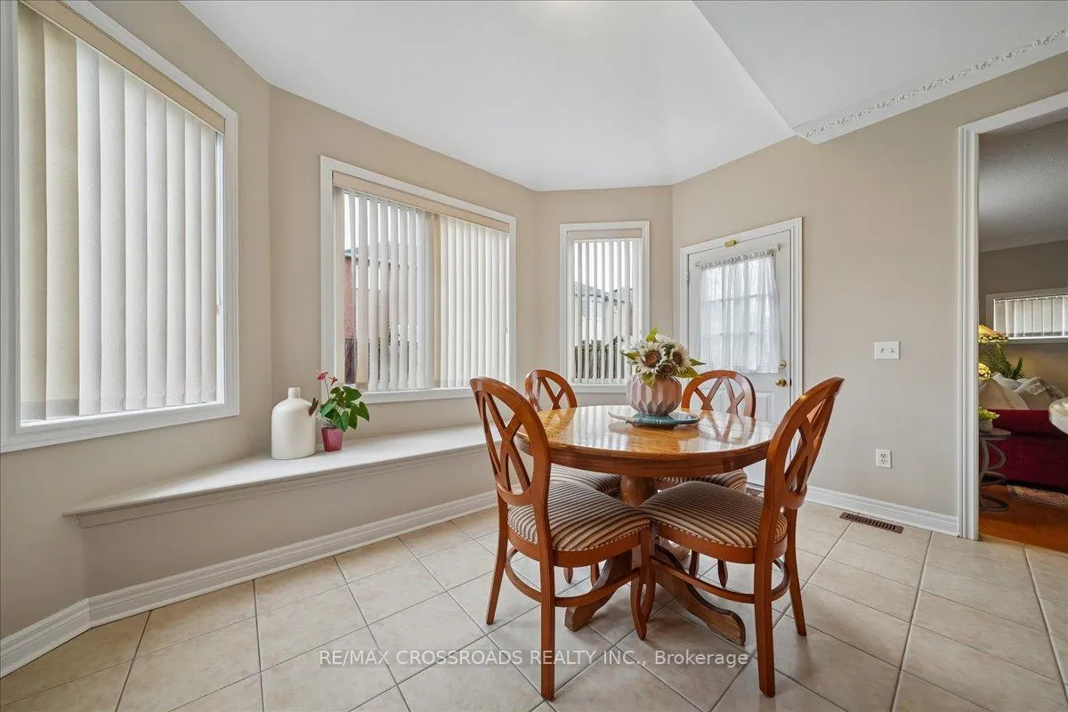 Photo 16 of 11 Cottingham Street, Markham, Berczy — HOMEH