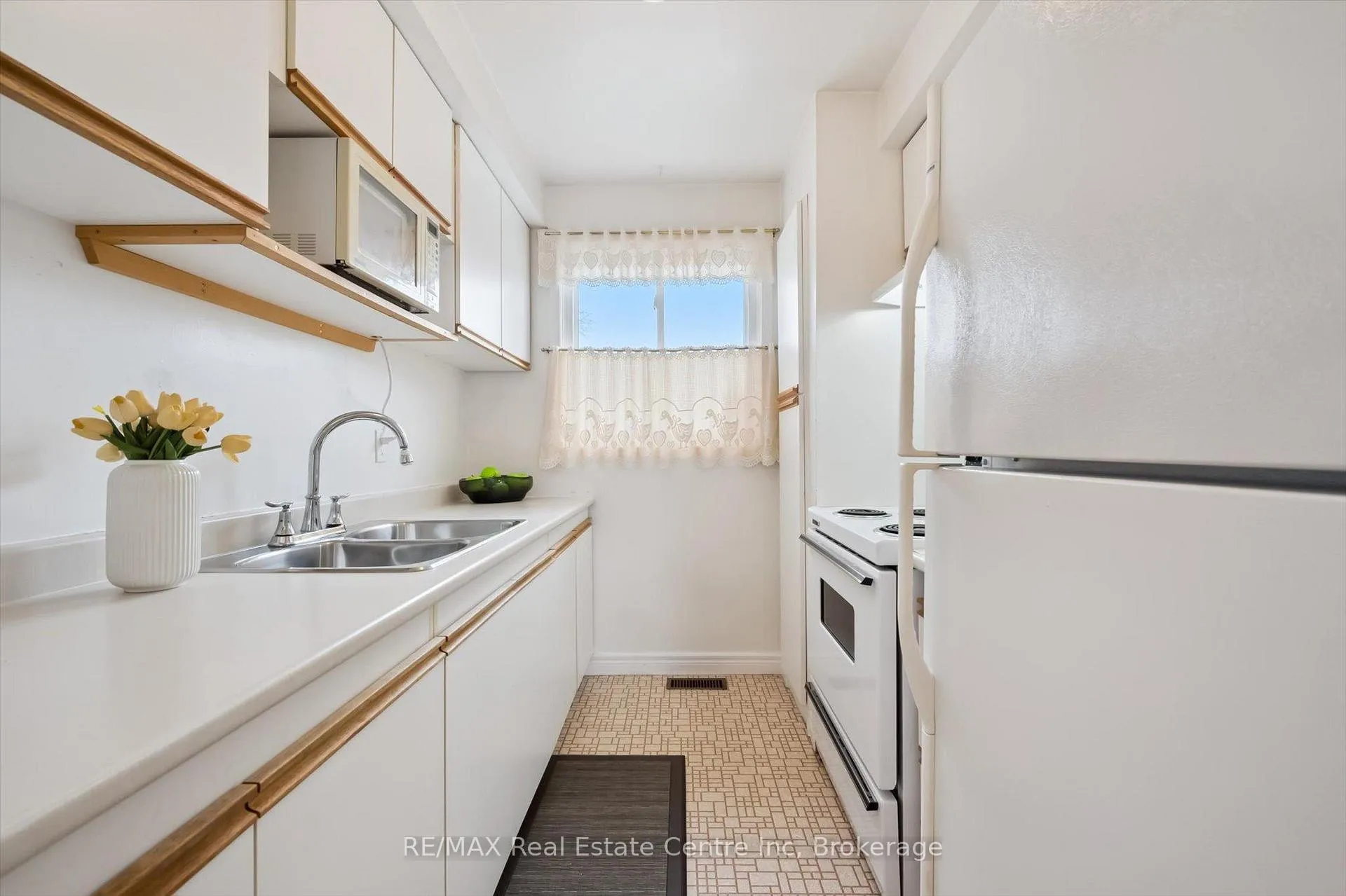Photo 6 of Unit 205, 31 Greengate Road, Guelph, Junction/Onward Willow — HOMEH