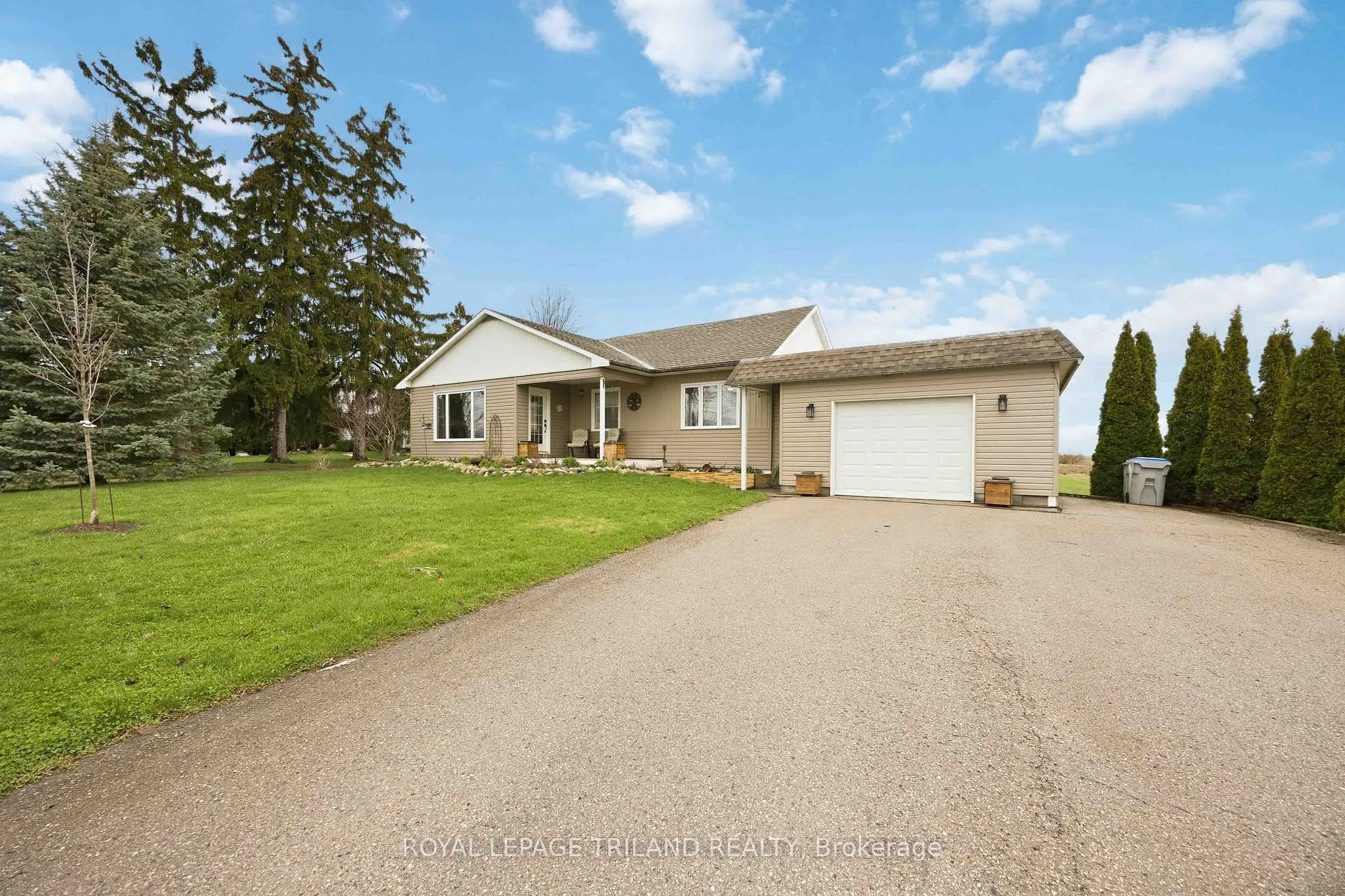 Photo 2 of 8376 Townsend Line, Lambton Shores, Arkona — HOMEH