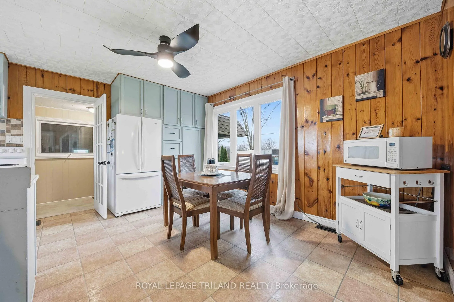 Photo 9 of 8376 Townsend Line, Lambton Shores, Arkona — HOMEH