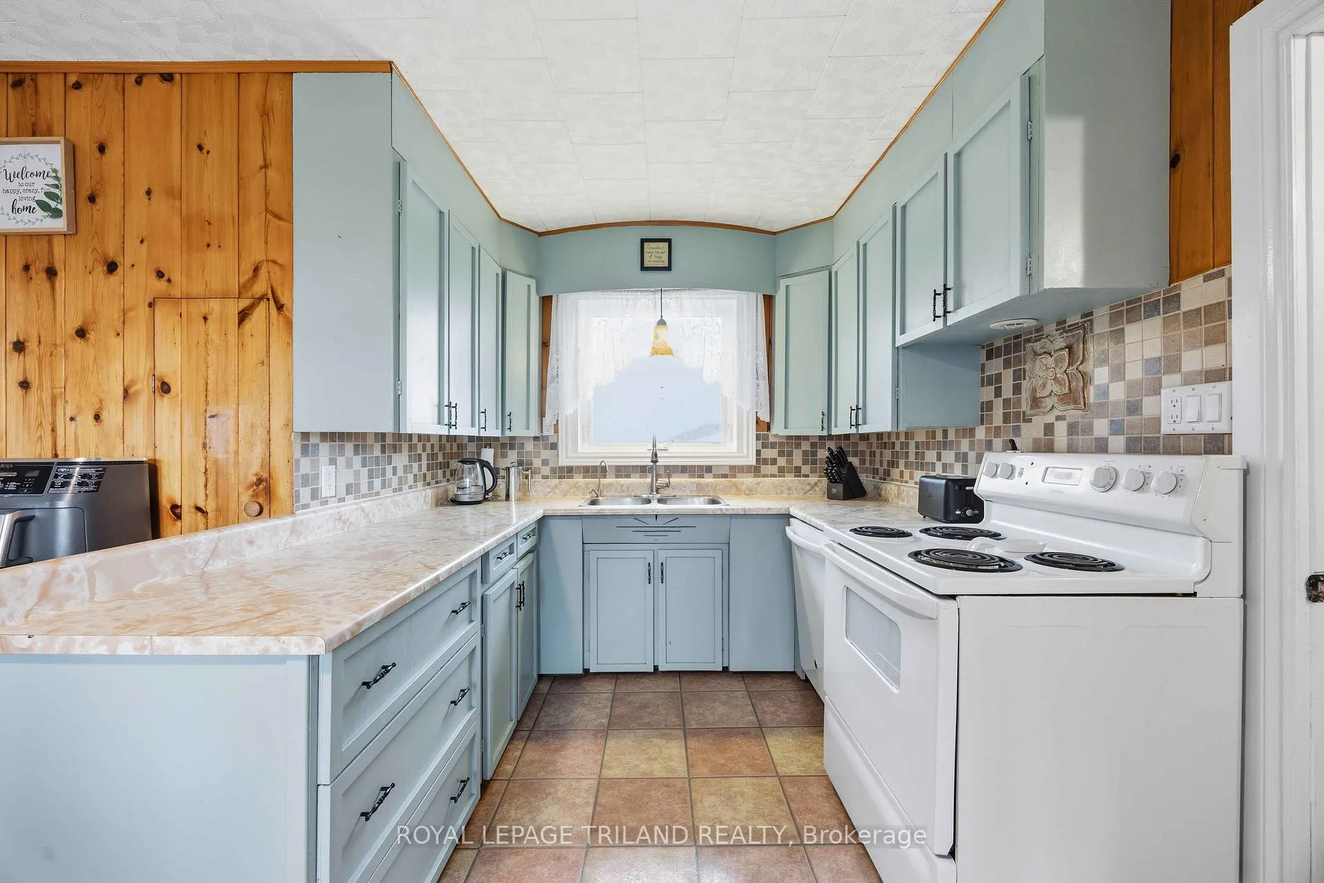 Photo 11 of 8376 Townsend Line, Lambton Shores, Arkona — HOMEH