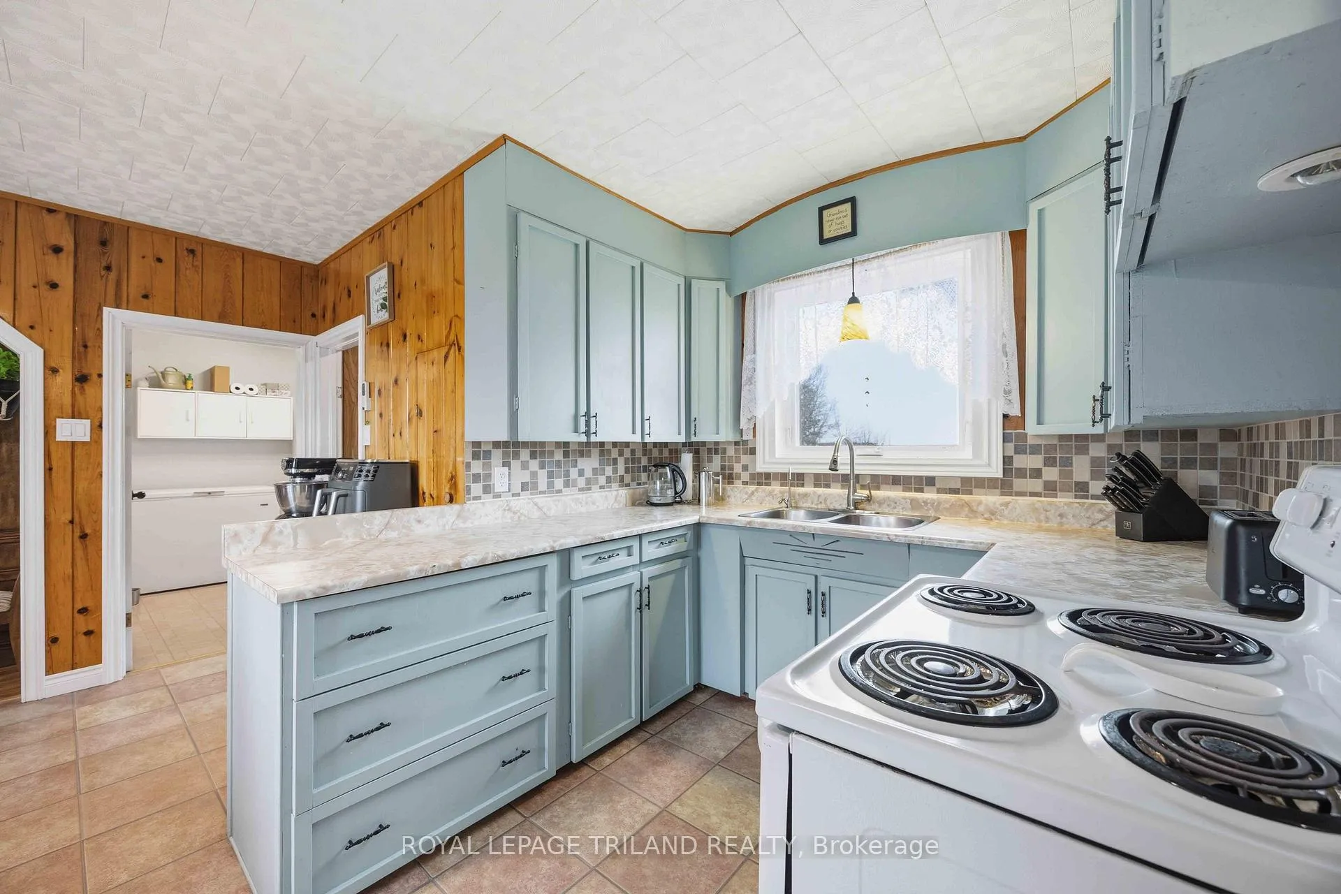 Photo 12 of 8376 Townsend Line, Lambton Shores, Arkona — HOMEH