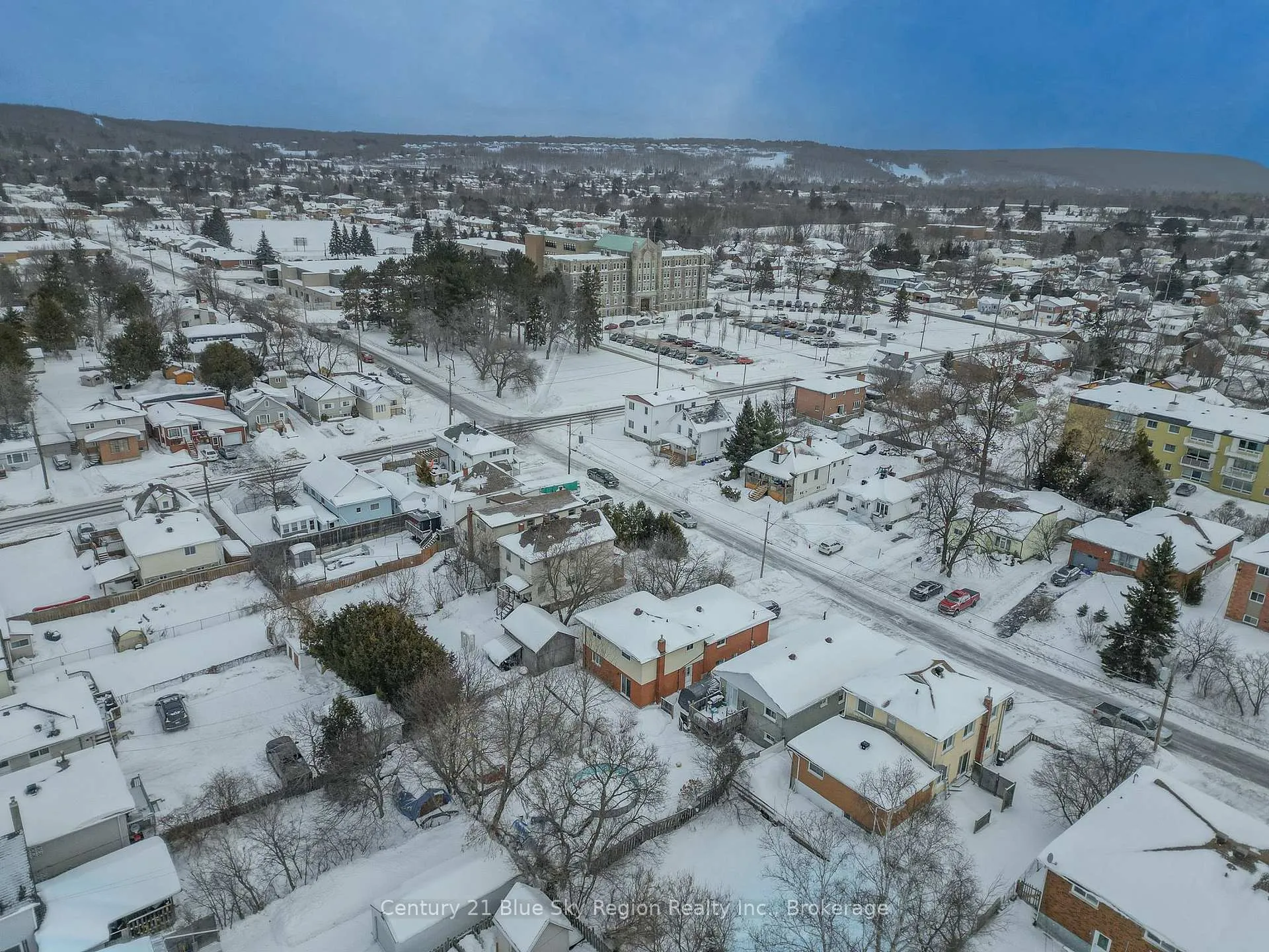 Photo 10 of 573 McLeod Street, North Bay, Central — HOMEH