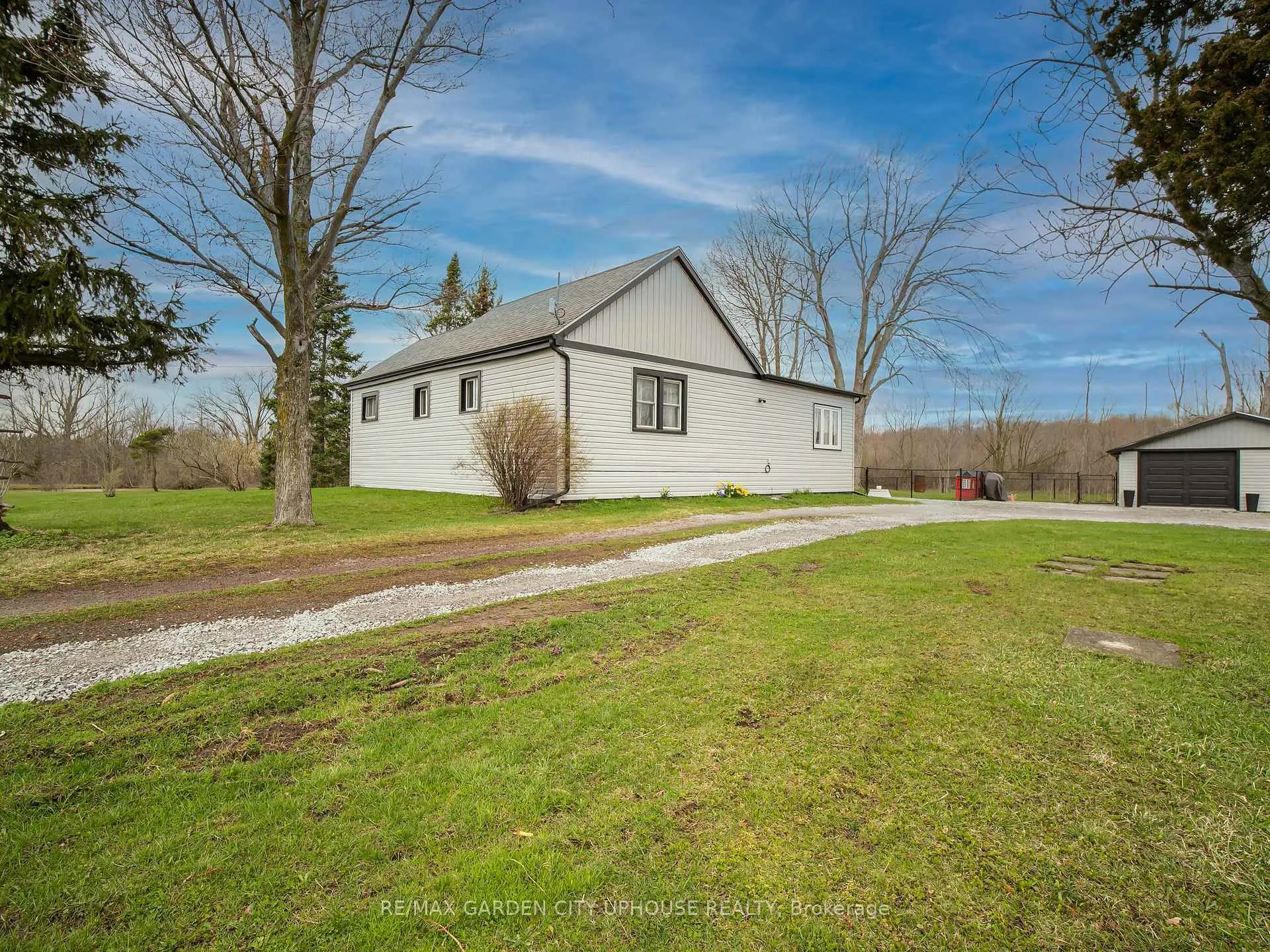 Photo 2 of 9013 Netherby Road, Niagara Falls, Schisler — HOMEH