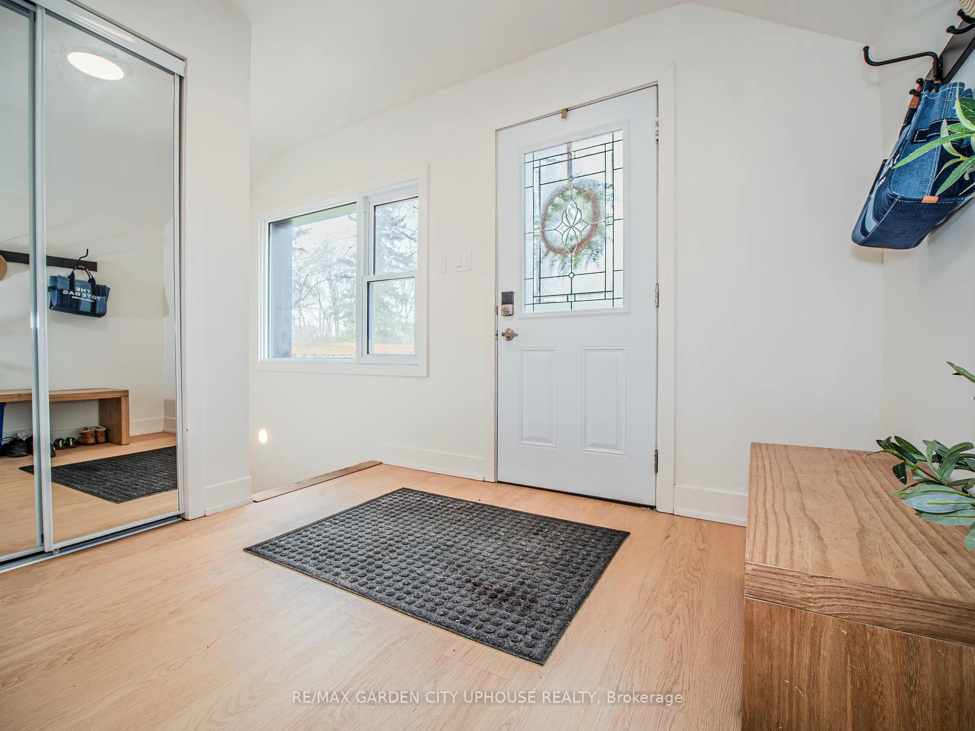 Photo 3 of 9013 Netherby Road, Niagara Falls, Schisler — HOMEH