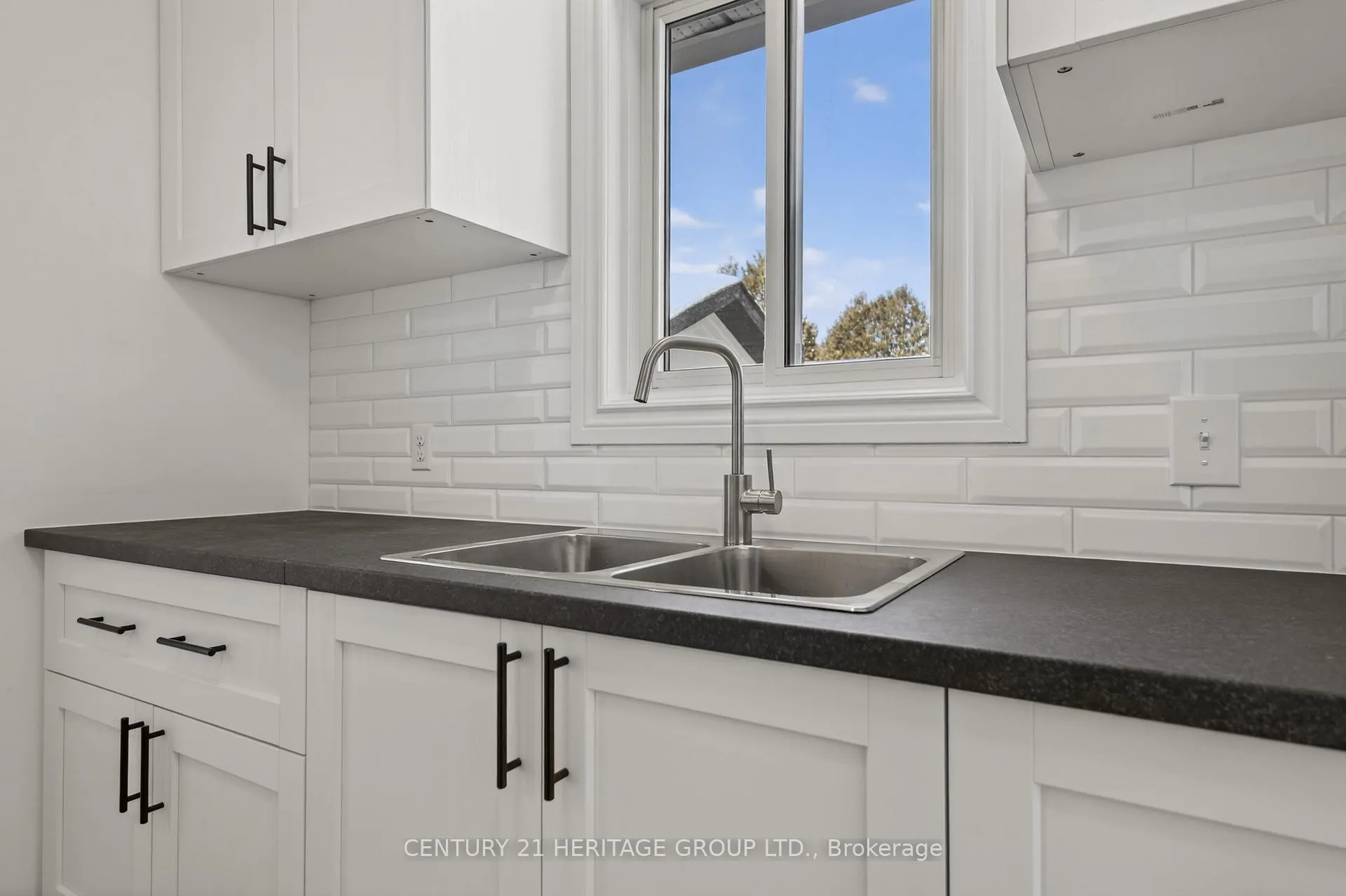 Photo 23 of 854 9th Line, Innisfil, Alcona — HOMEH
