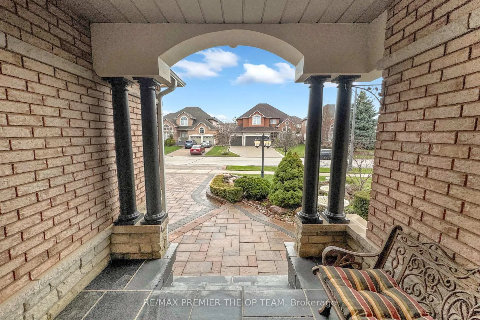 Photo 7 of 165 Novaview Crescent, Vaughan, East Woodbridge — HOMEH