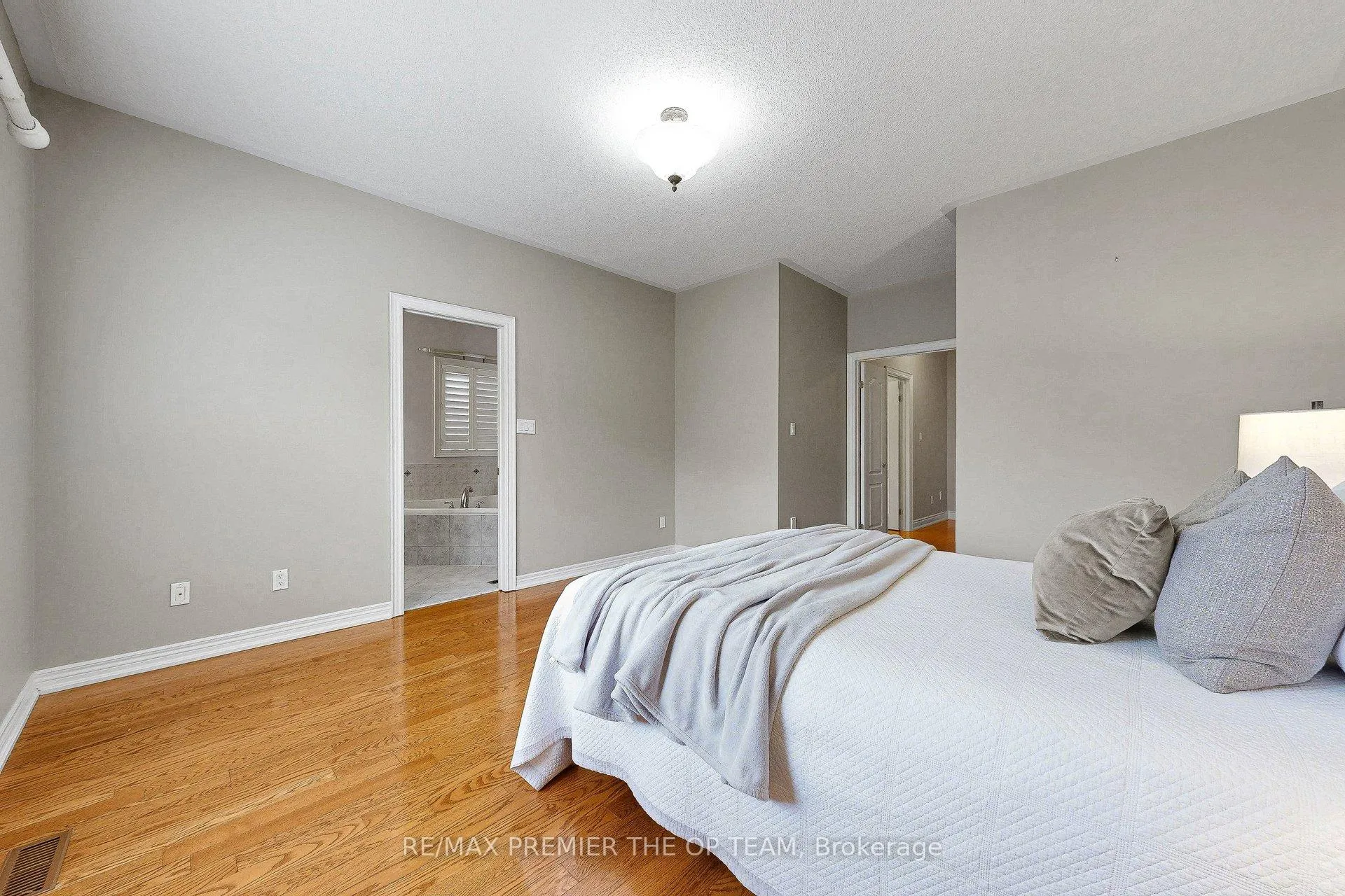Photo 31 of 165 Novaview Crescent, Vaughan, East Woodbridge — HOMEH