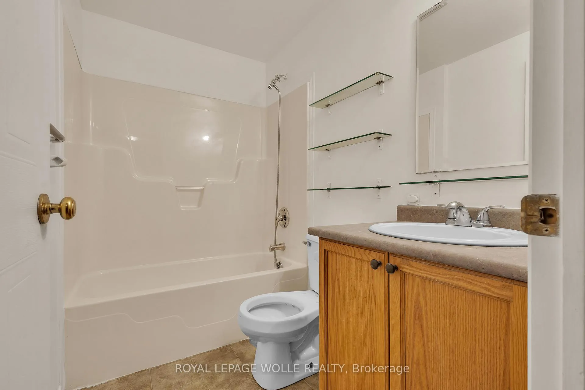 Photo 25 of 26 Roehampton Crescent, Guelph, Pineridge/Westminster Woods — HOMEH