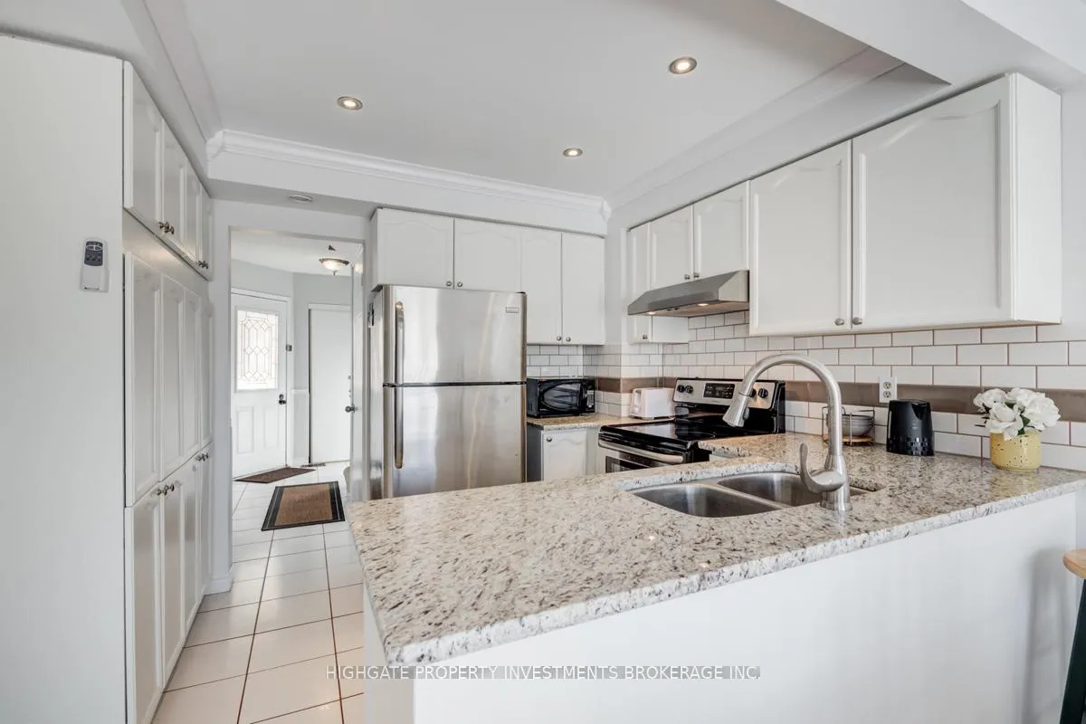 Photo 10 of 913 Dyer Court, Oshawa, Pinecrest — HOMEH
