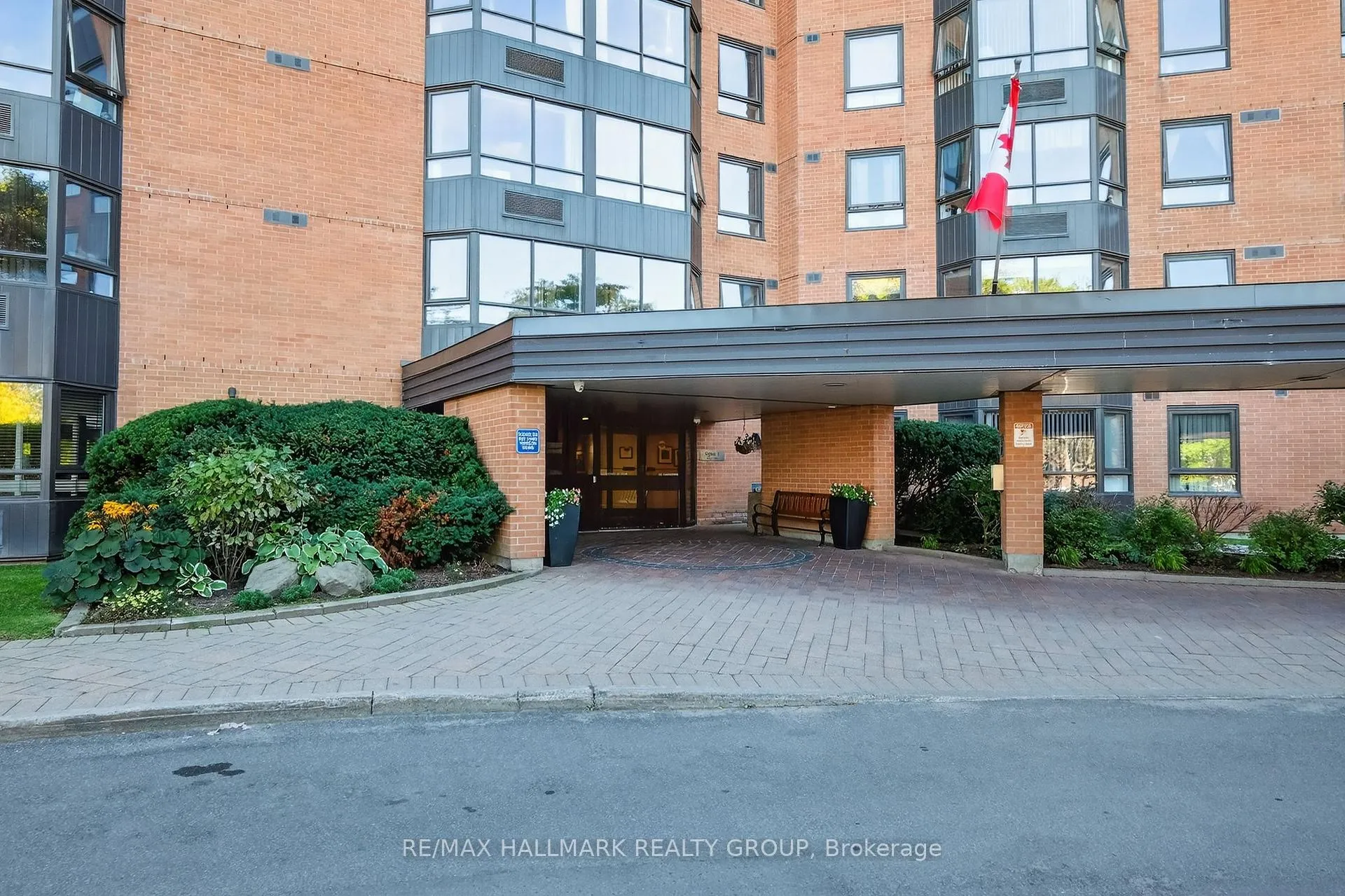 Photo 3 of 80 Sandcastle Drive, Ottawa, Leslie Park — HOMEH