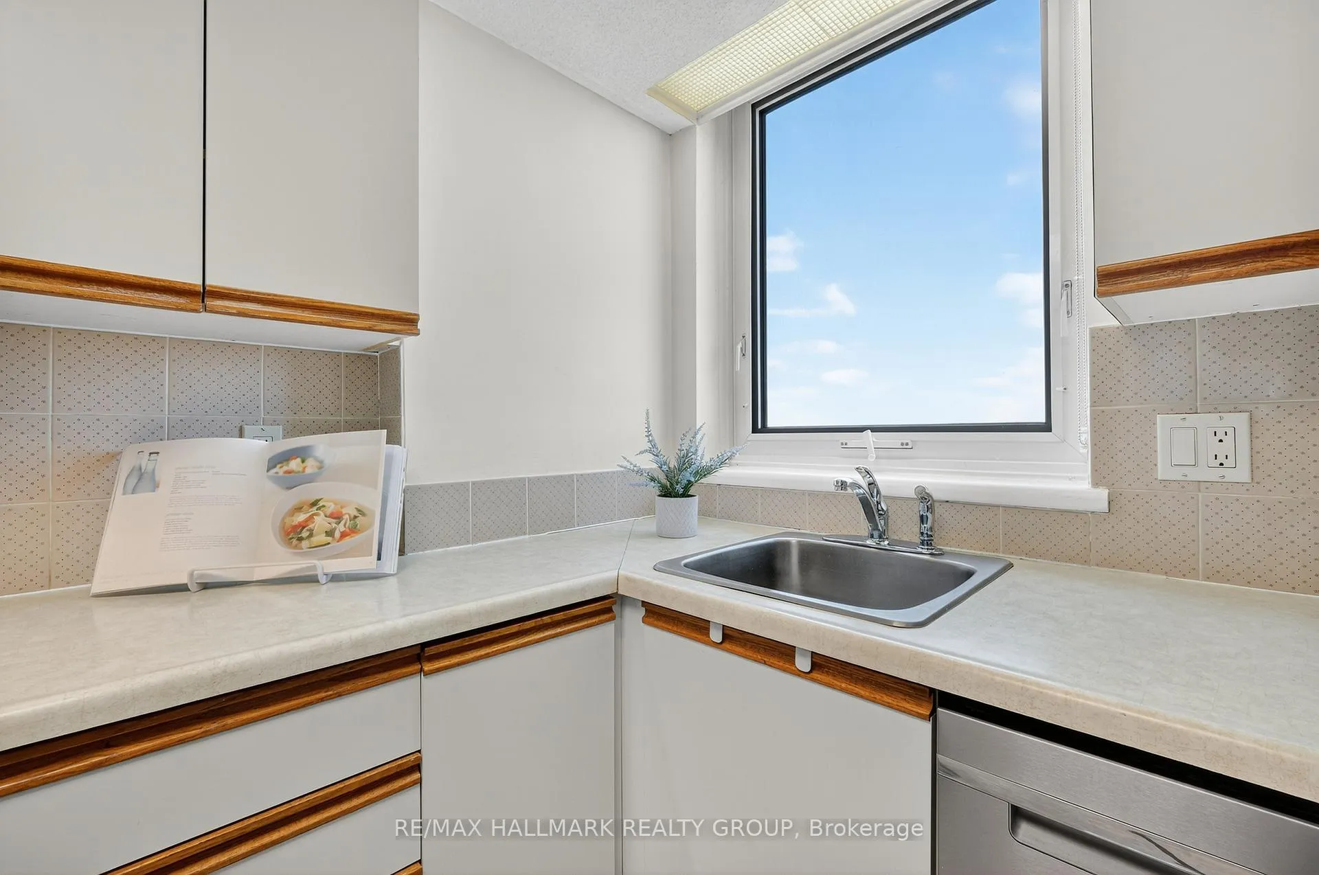 Photo 23 of 80 Sandcastle Drive, Ottawa, Leslie Park — HOMEH