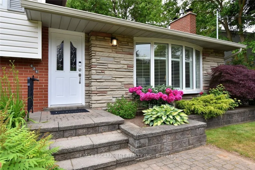 Photo 3 of 626 Vanderburgh Drive, Burlington, LaSalle — HOMEH