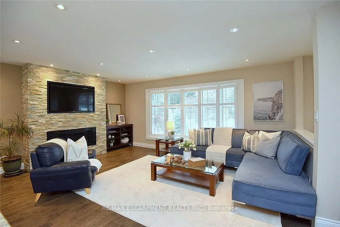 Photo 8 of 626 Vanderburgh Drive, Burlington, LaSalle — HOMEH