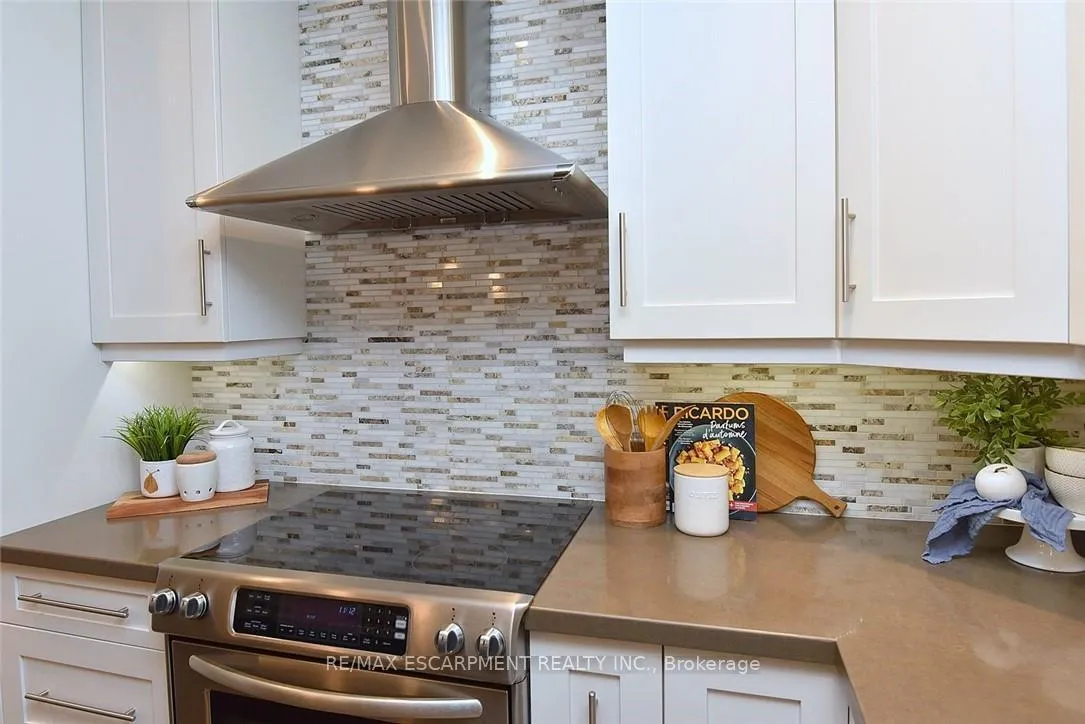 Photo 14 of 626 Vanderburgh Drive, Burlington, LaSalle — HOMEH