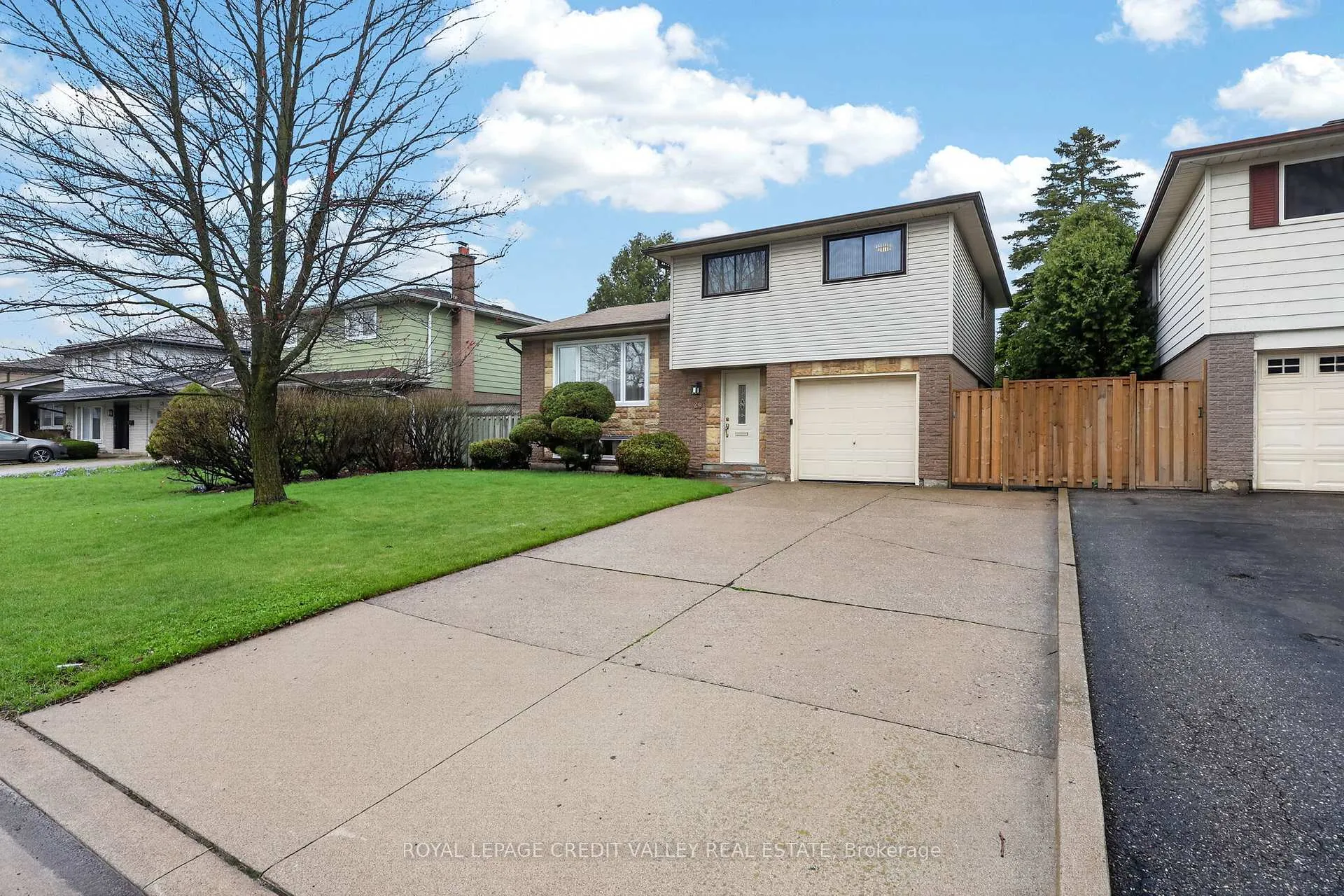 Photo 3 of 20 Willis Drive, Brampton, Brampton East — HOMEH