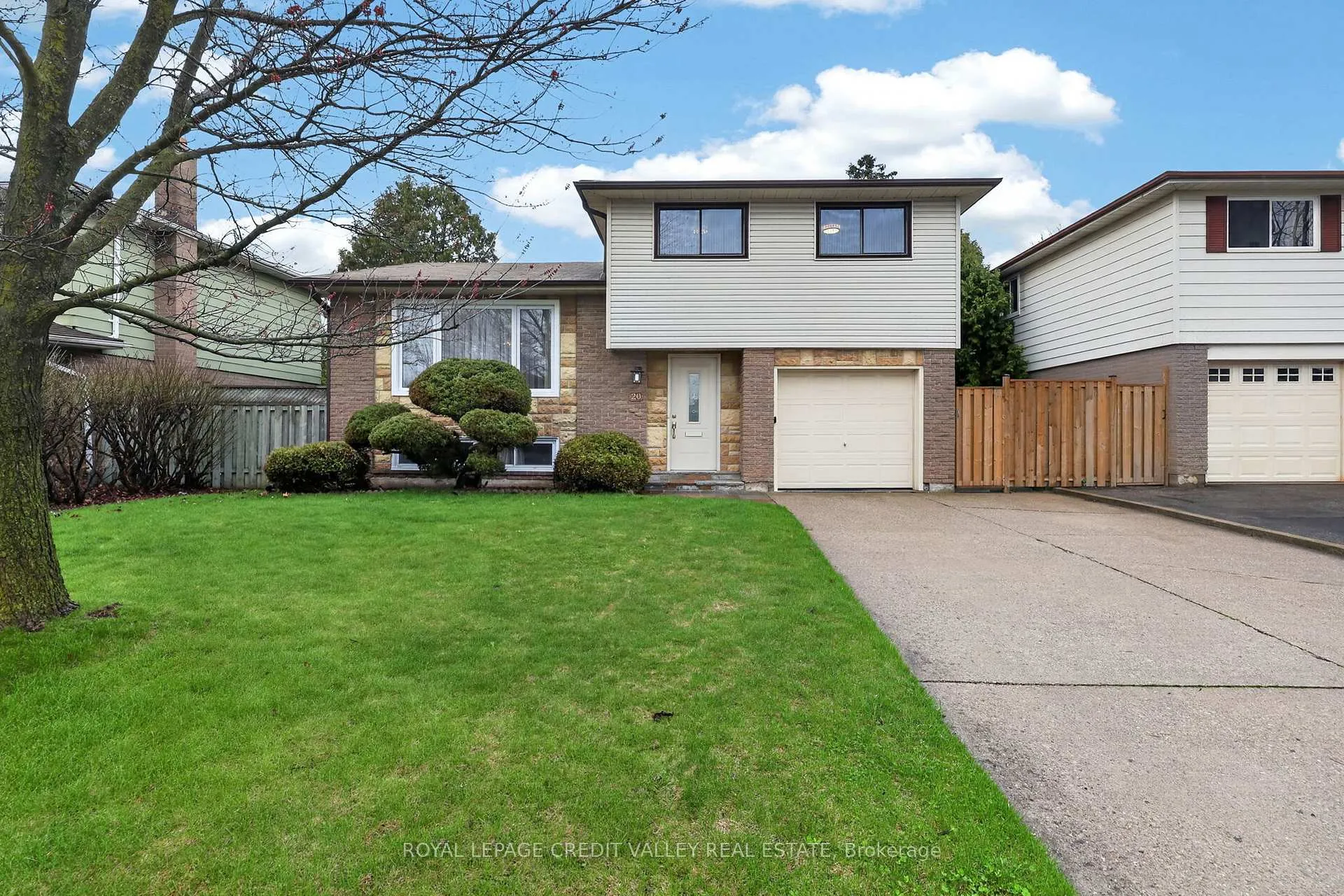Photo 4 of 20 Willis Drive, Brampton, Brampton East — HOMEH