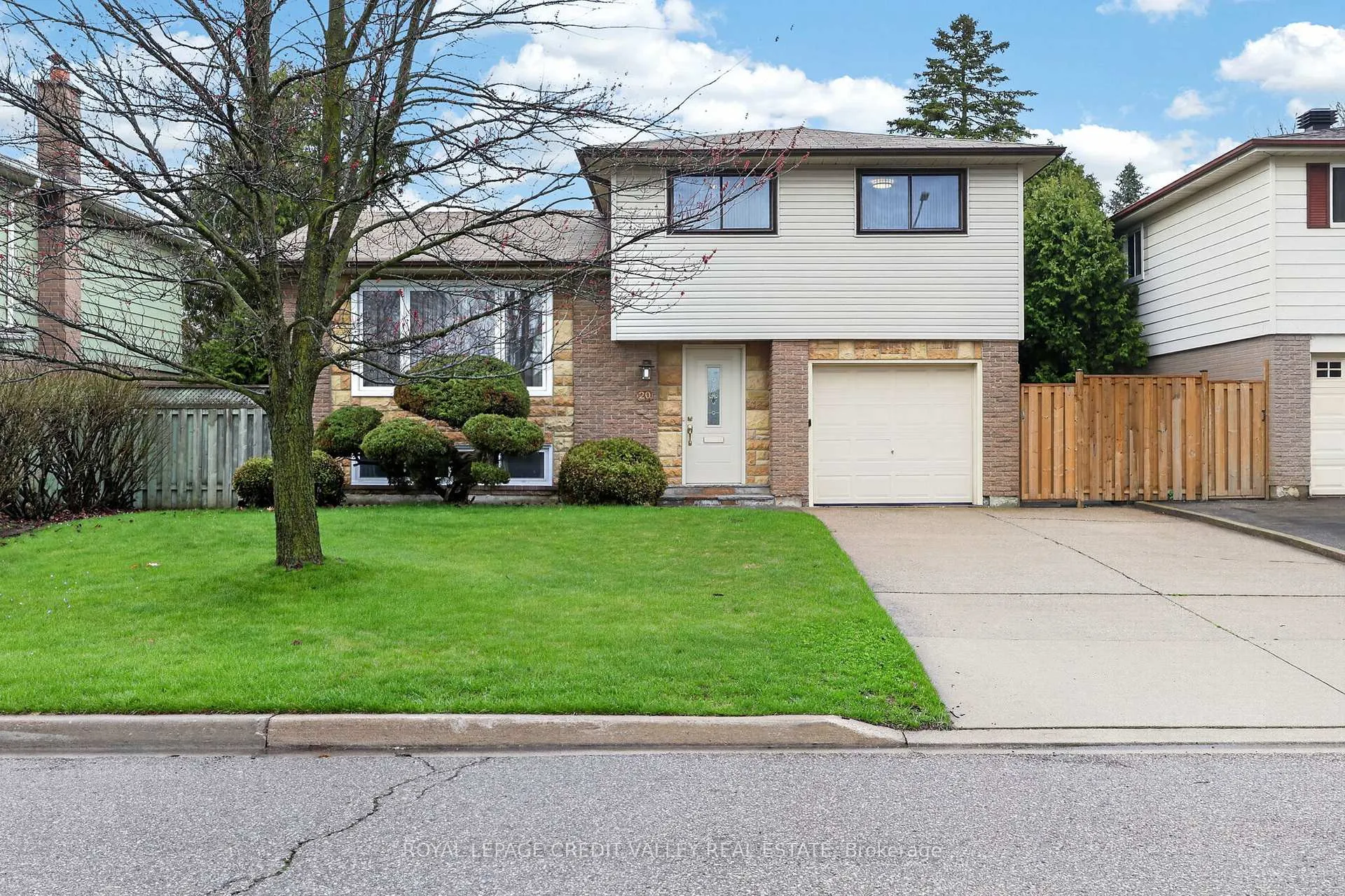 Photo 5 of 20 Willis Drive, Brampton, Brampton East — HOMEH