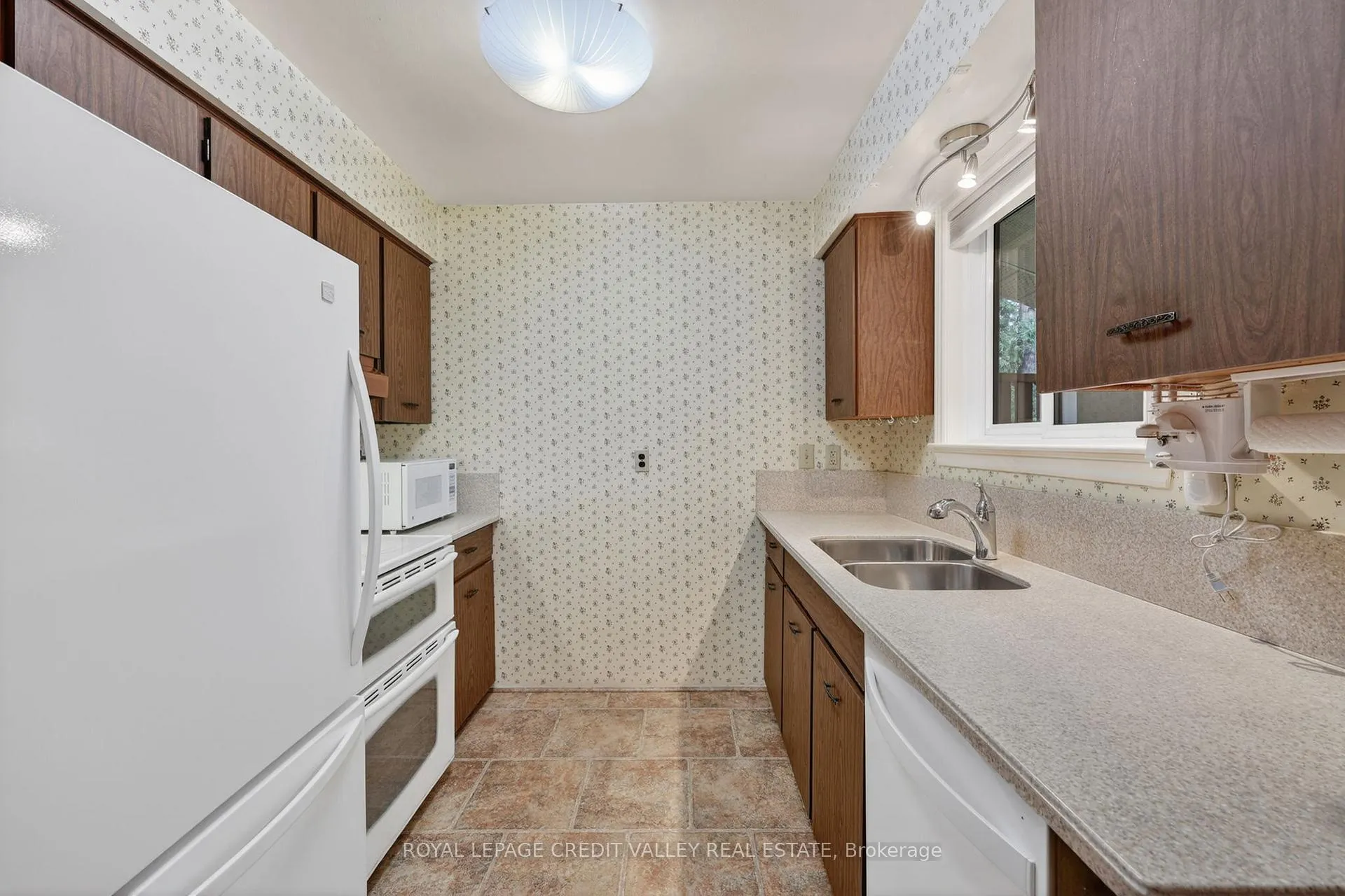 Photo 13 of 20 Willis Drive, Brampton, Brampton East — HOMEH