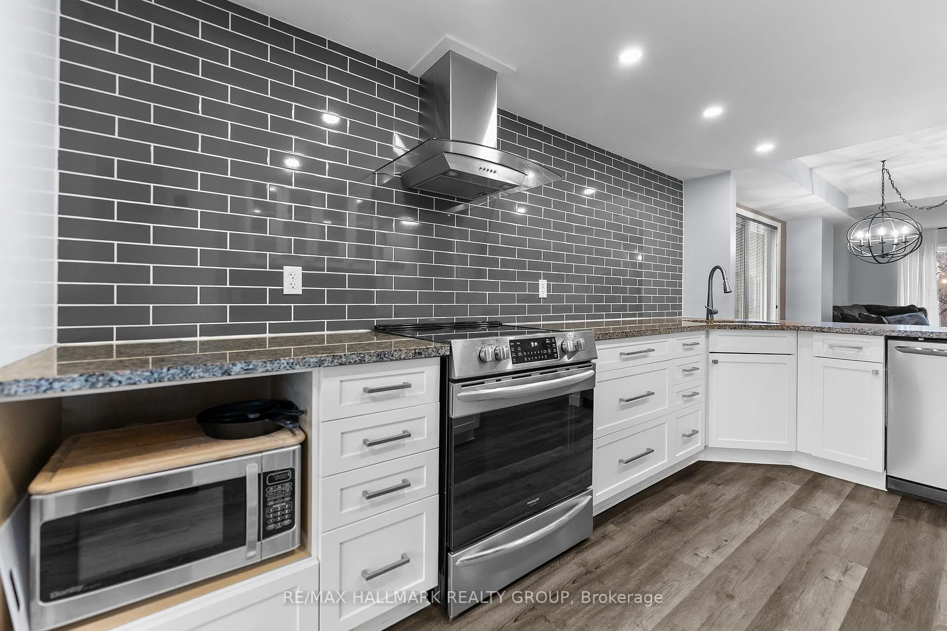 Photo 11 of 12 Lakepointe Drive, Ottawa, Avalon East — HOMEH