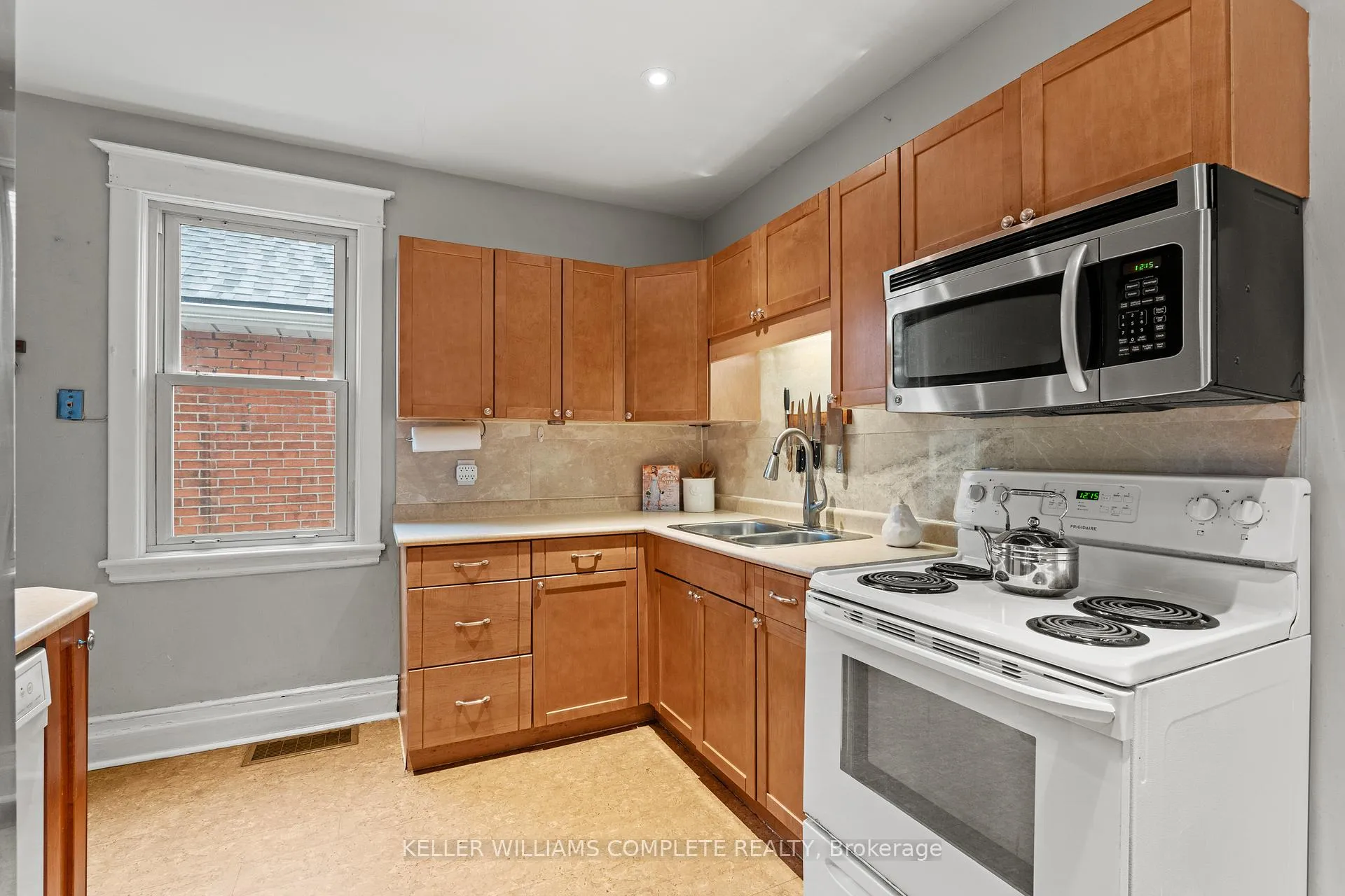 Photo 14 of 26 Garside Avenue N, Hamilton, Homeside — HOMEH