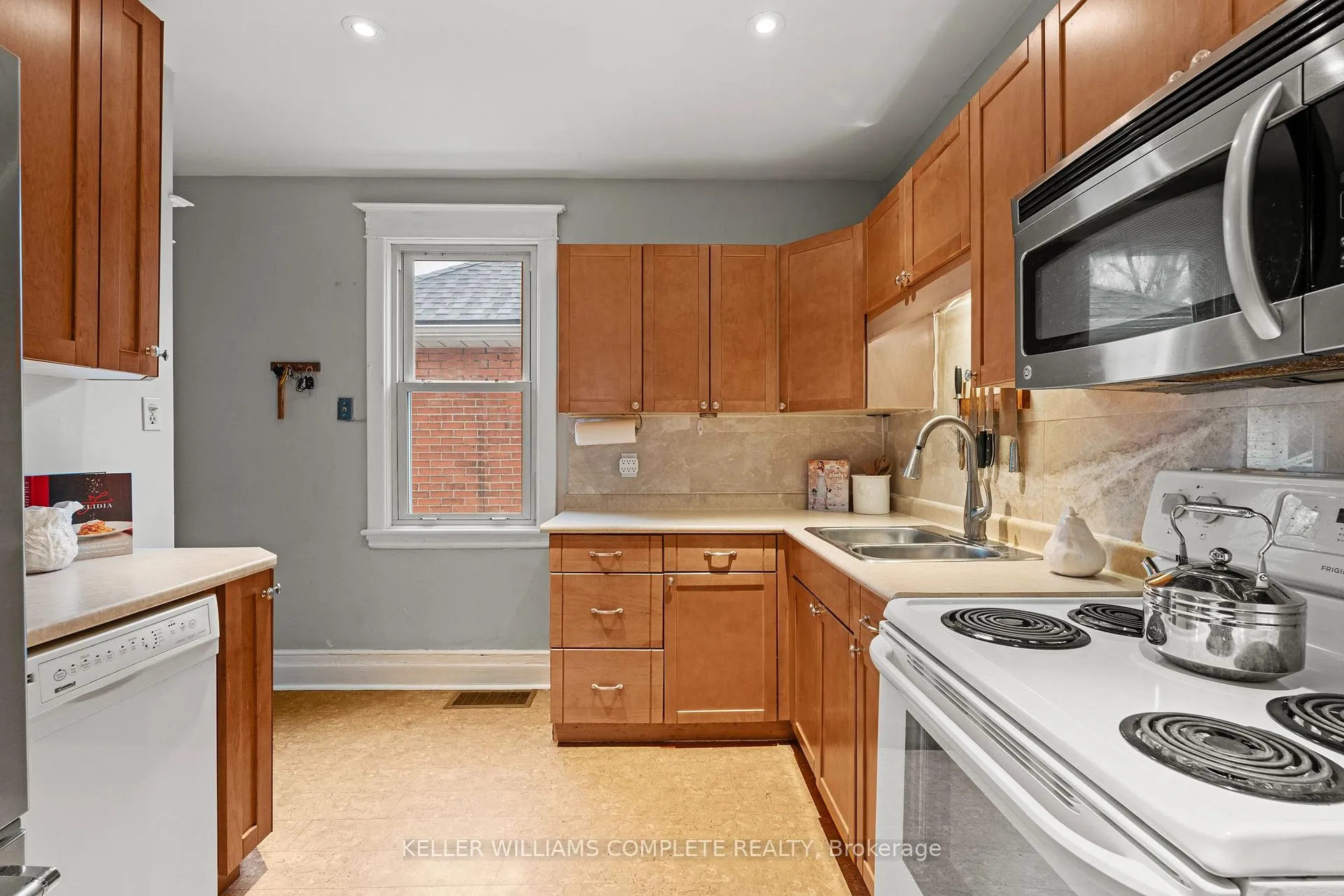 Photo 15 of 26 Garside Avenue N, Hamilton, Homeside — HOMEH