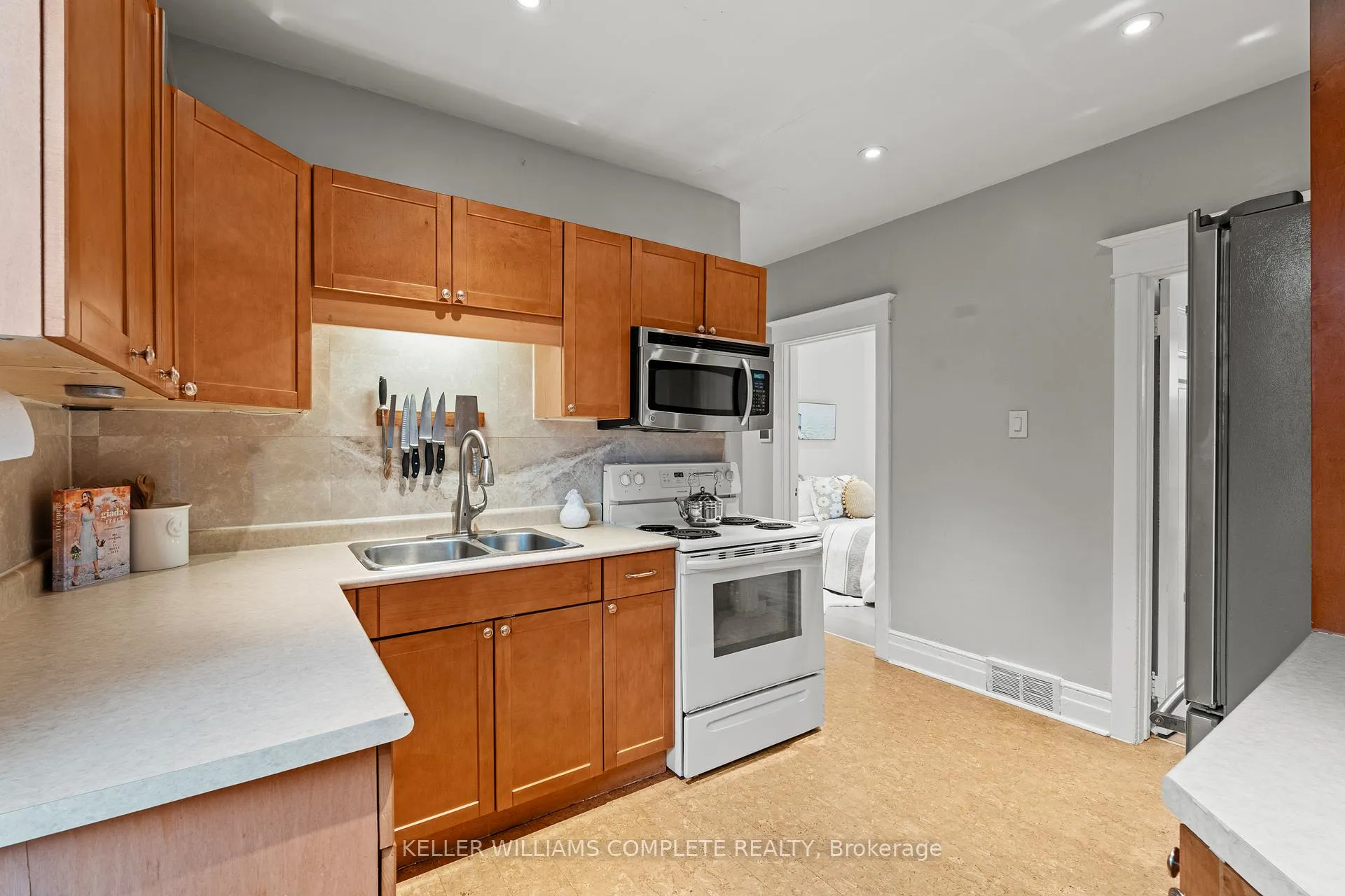 Photo 16 of 26 Garside Avenue N, Hamilton, Homeside — HOMEH