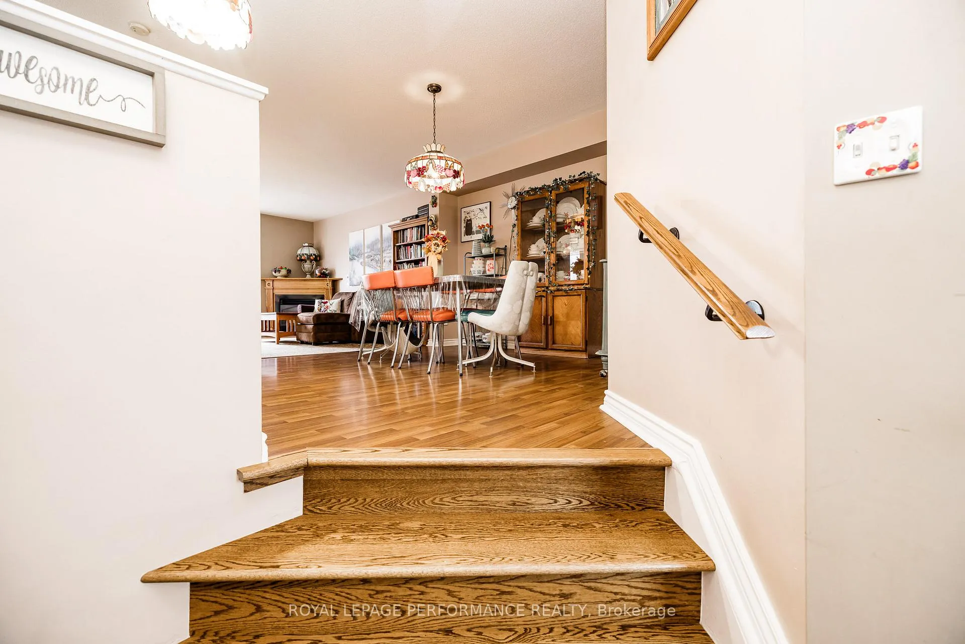 Photo 4 of 1893 Hennessy Crescent, Ottawa, Fallingbrook/Gardenway South — HOMEH