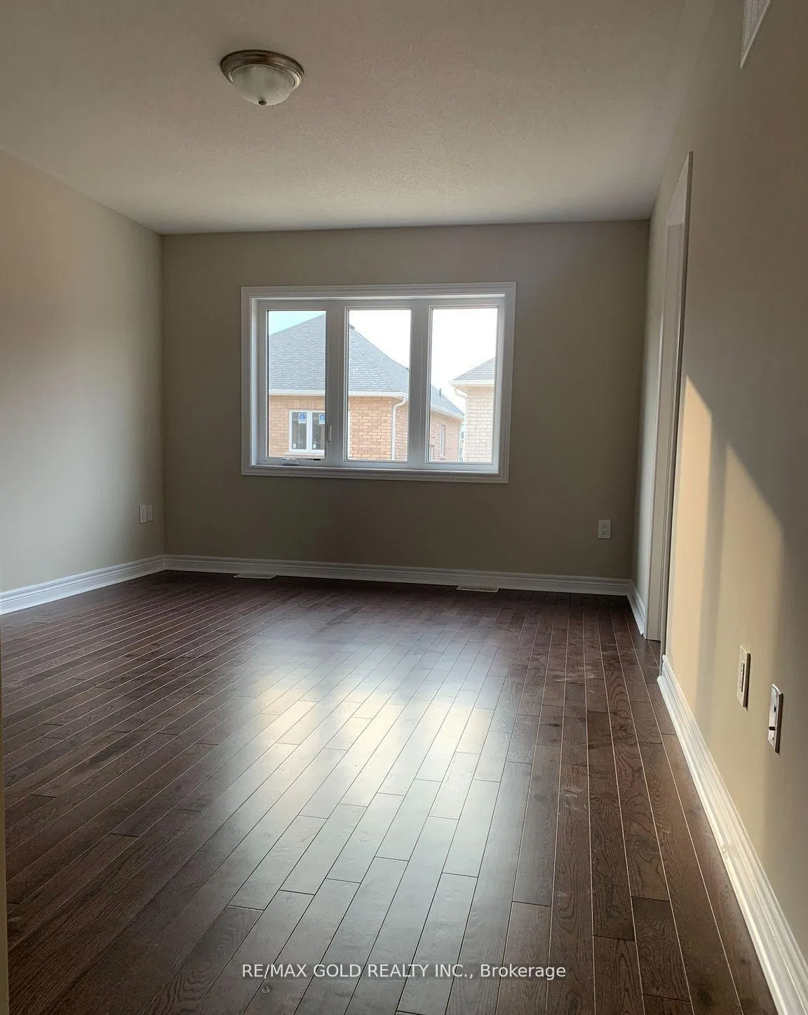 Photo 7 of 140 Finegan Circle, Brampton, Northwest Brampton — HOMEH