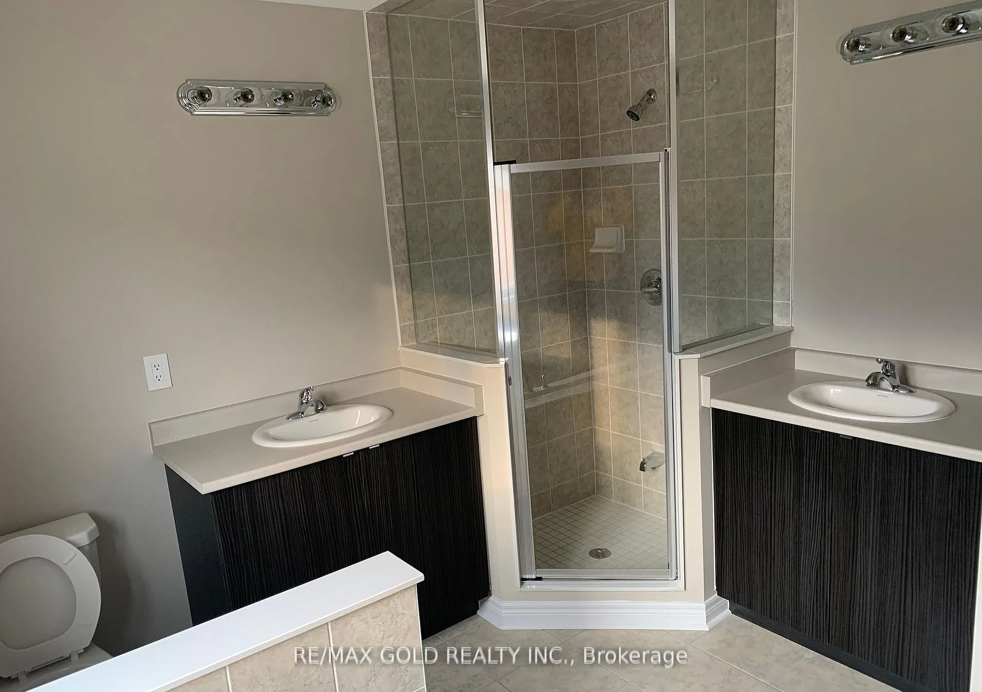 Photo 11 of 140 Finegan Circle, Brampton, Northwest Brampton — HOMEH