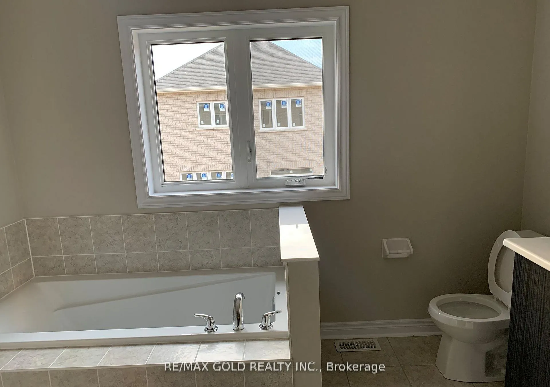 Photo 12 of 140 Finegan Circle, Brampton, Northwest Brampton — HOMEH