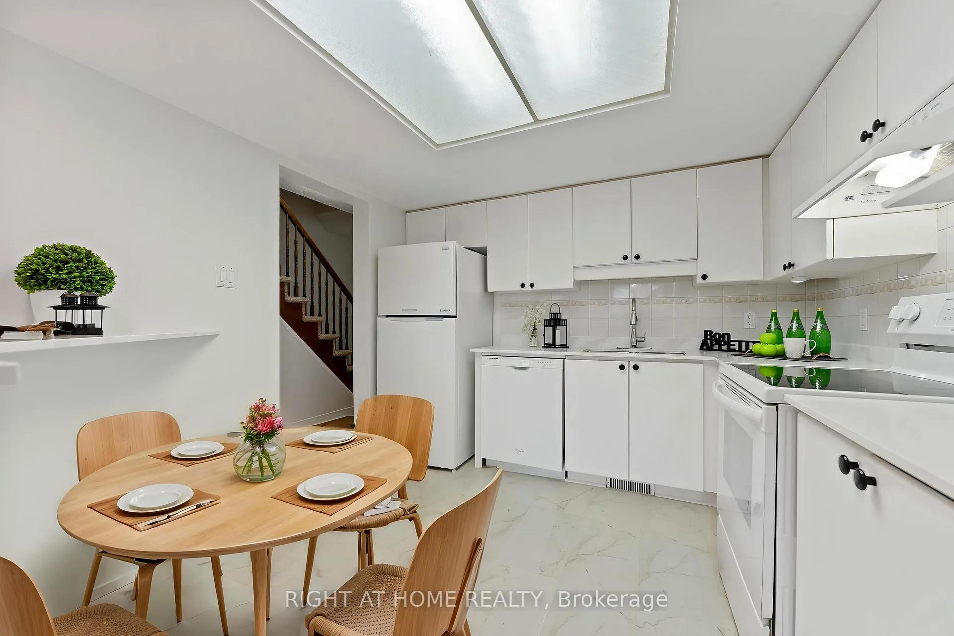 Photo 4 of 17 Locheland Crescent, Ottawa, Barrhaven East — HOMEH