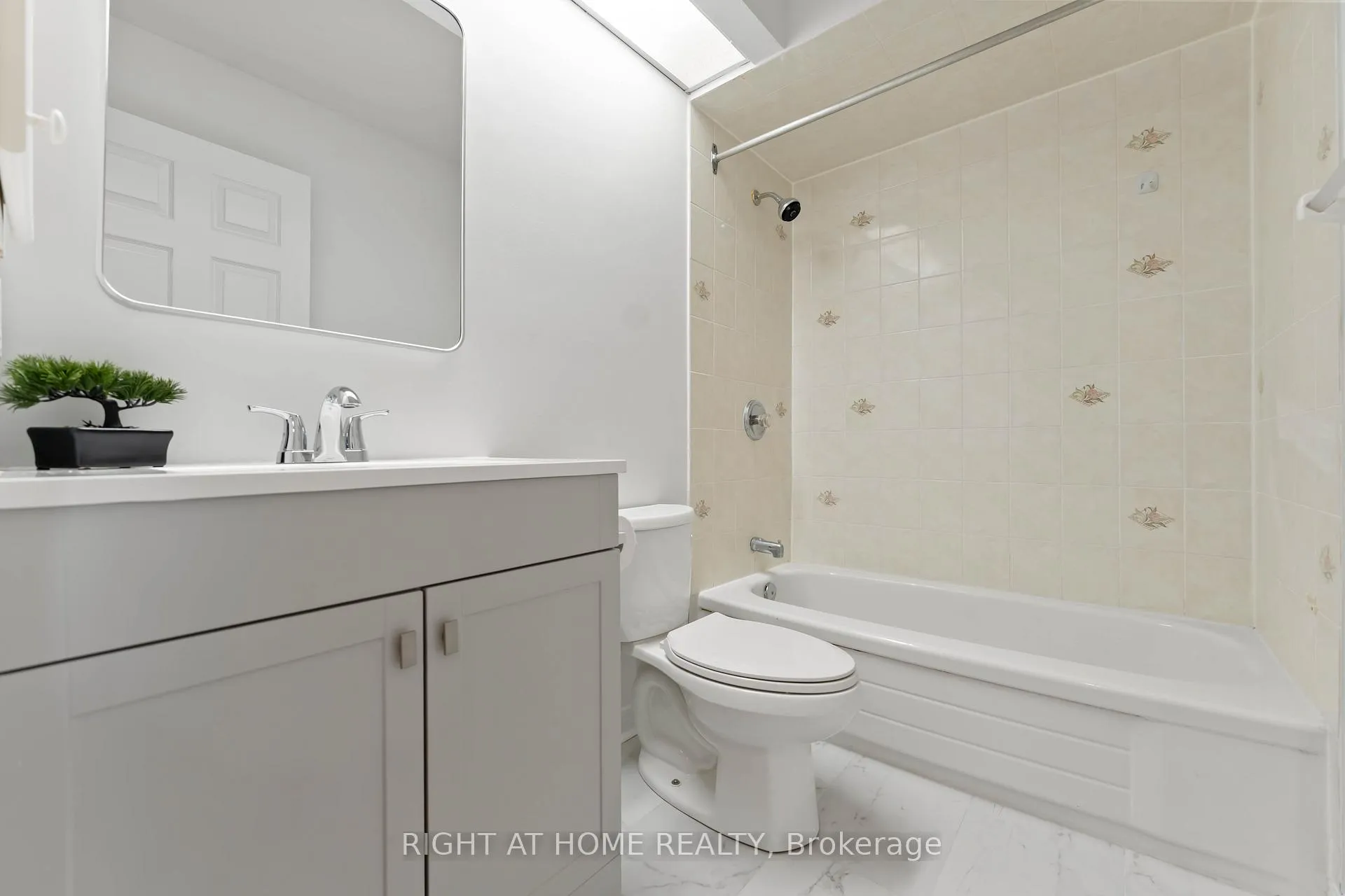 Photo 9 of 17 Locheland Crescent, Ottawa, Barrhaven East — HOMEH