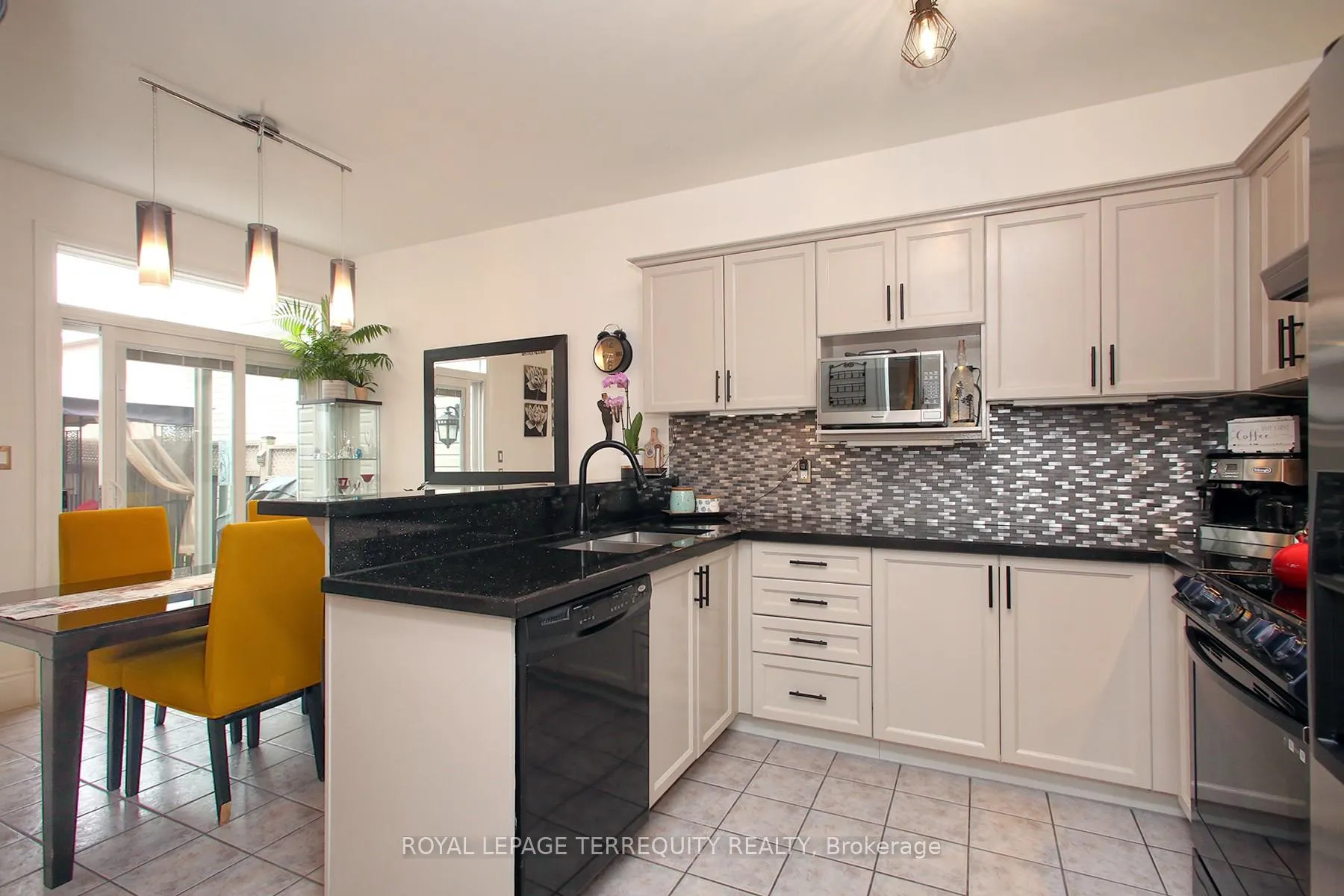 Photo 15 of 471 Woodsmere Crescent, Pickering, Amberlea — HOMEH
