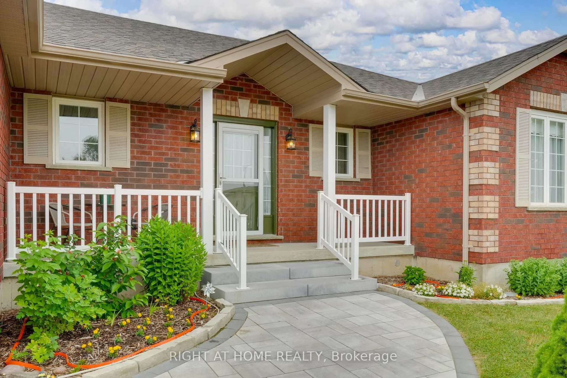 Photo 2 of 16 O'neill Circle, Springwater, Phelpston — HOMEH