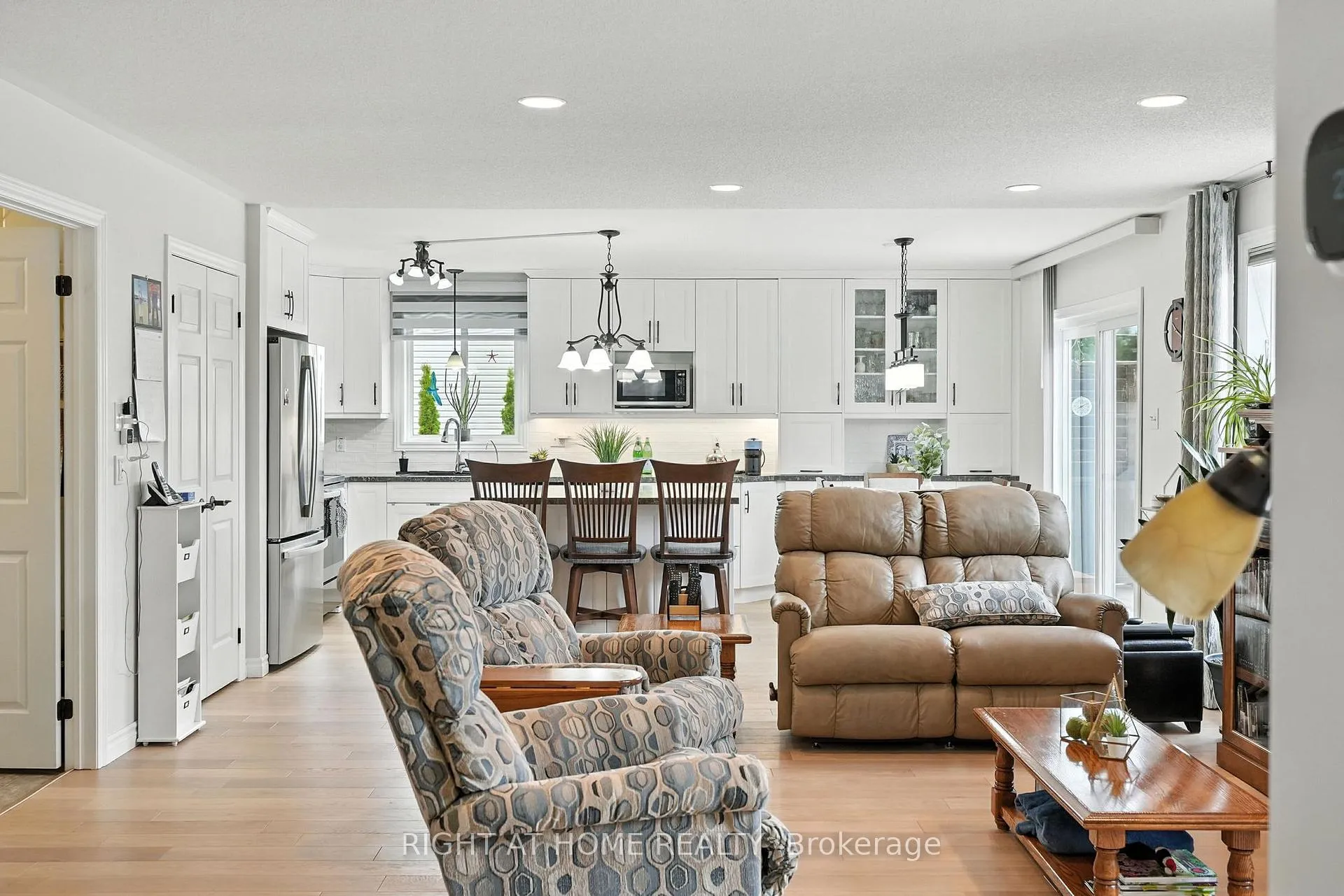 Photo 17 of 16 O'neill Circle, Springwater, Phelpston — HOMEH
