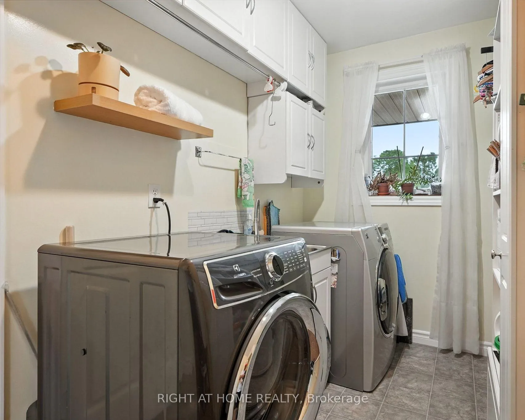 Photo 27 of 16 O'neill Circle, Springwater, Phelpston — HOMEH