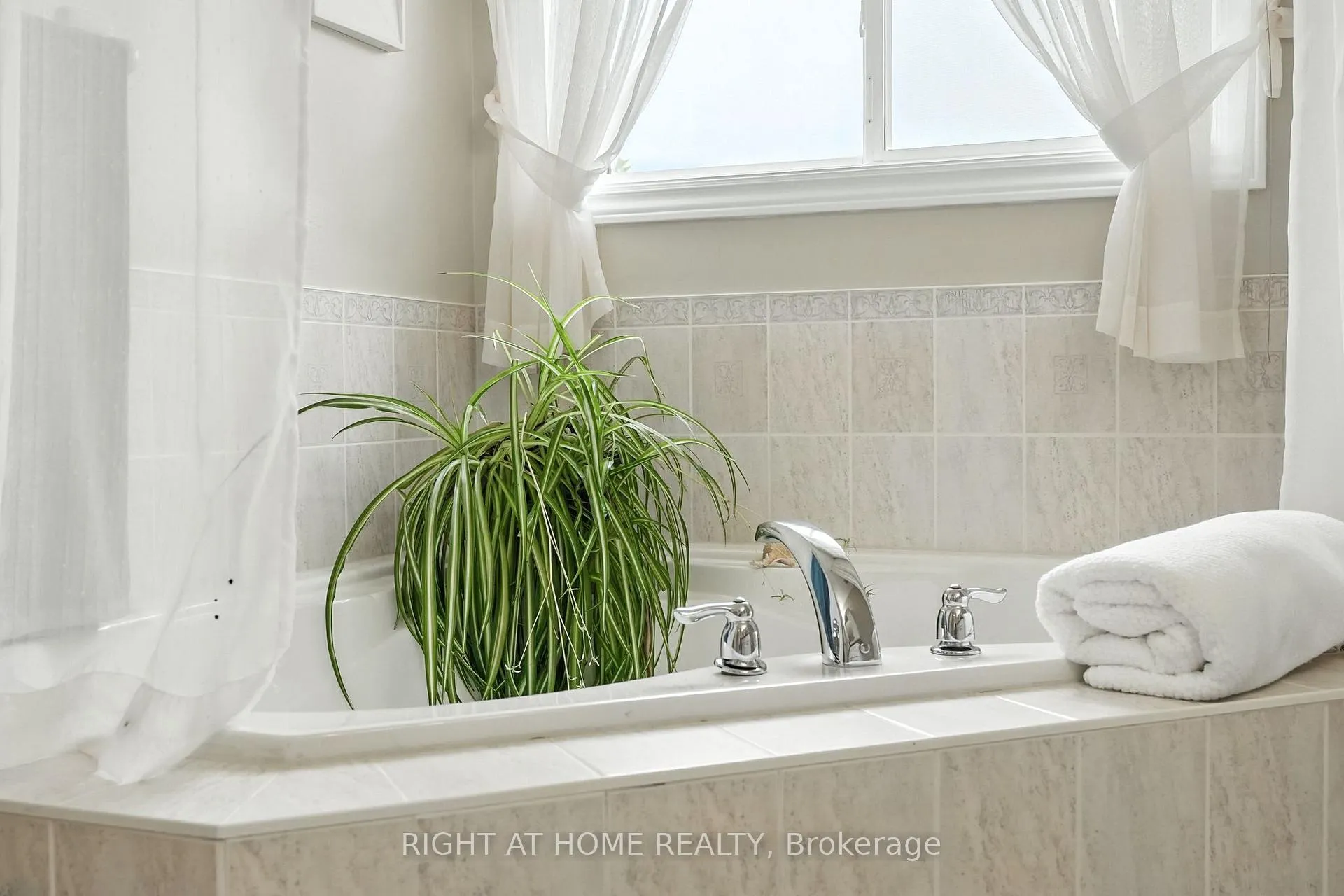 Photo 32 of 16 O'neill Circle, Springwater, Phelpston — HOMEH