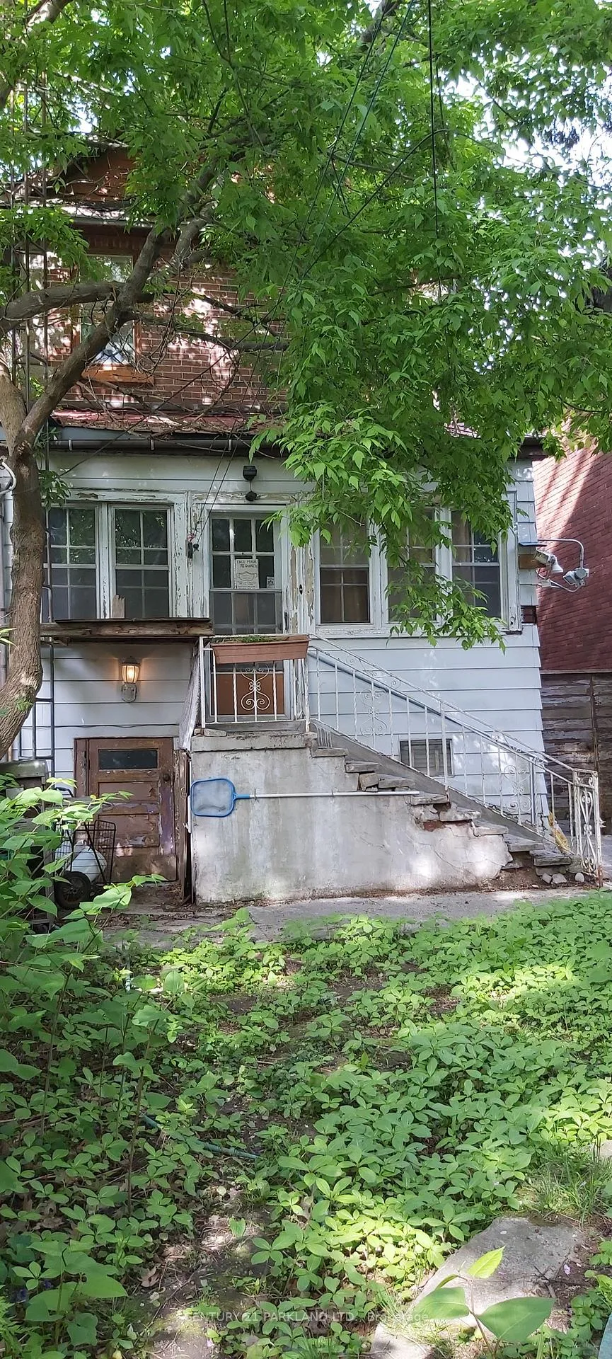 Photo 2 of 74 Kenilworth Avenue, Toronto, The Beaches — HOMEH