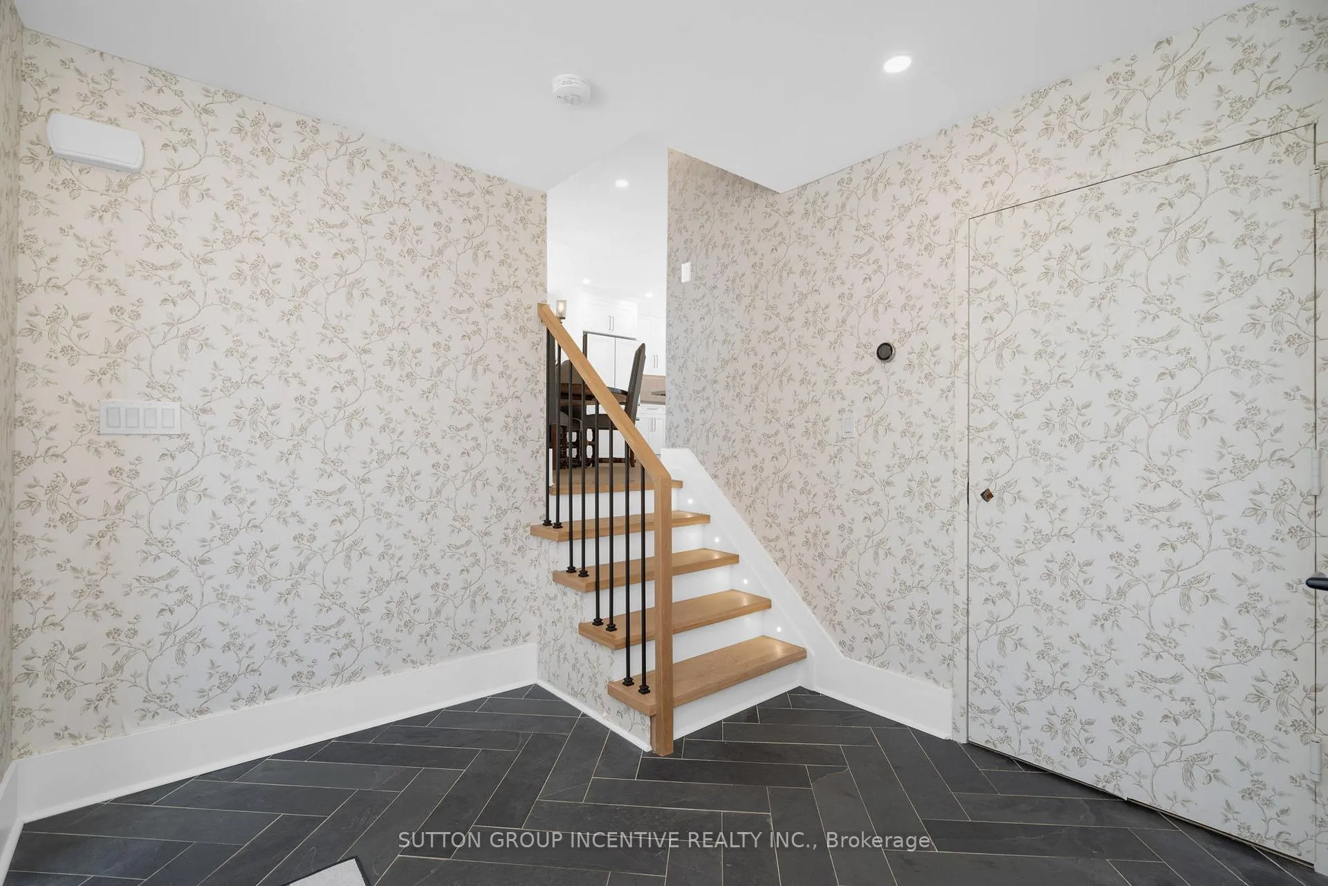 Photo 5 of 254 Cook Street, Barrie, Grove East — HOMEH