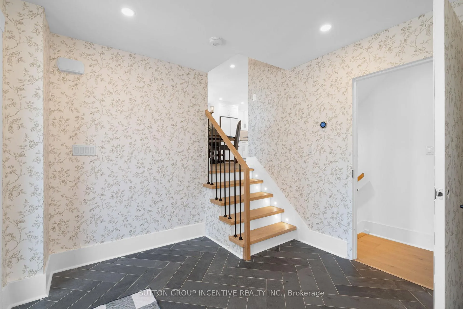 Photo 6 of 254 Cook Street, Barrie, Grove East — HOMEH