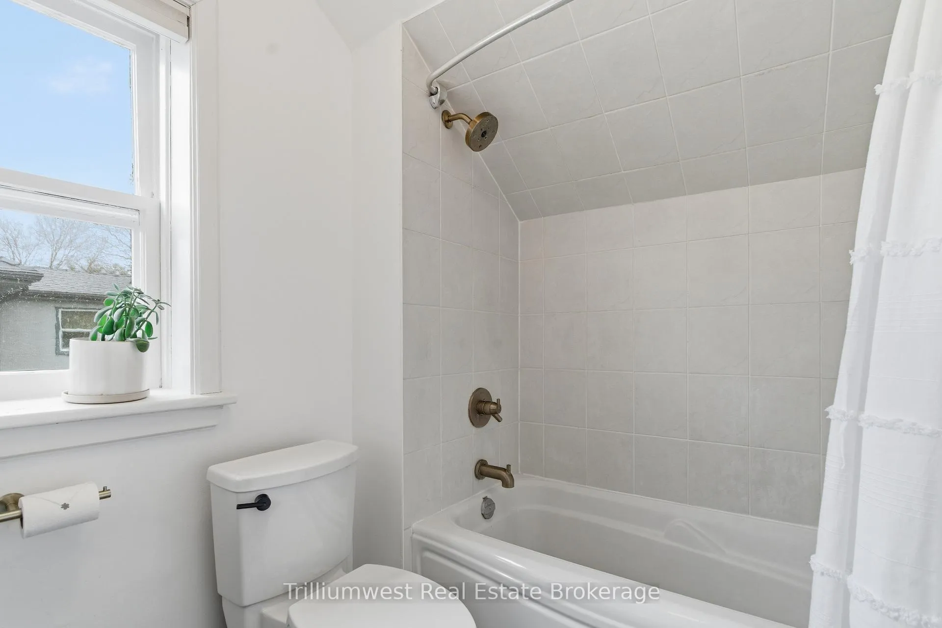 Photo 23 of 50 Hillcrest Drive, Guelph, St. George's — HOMEH