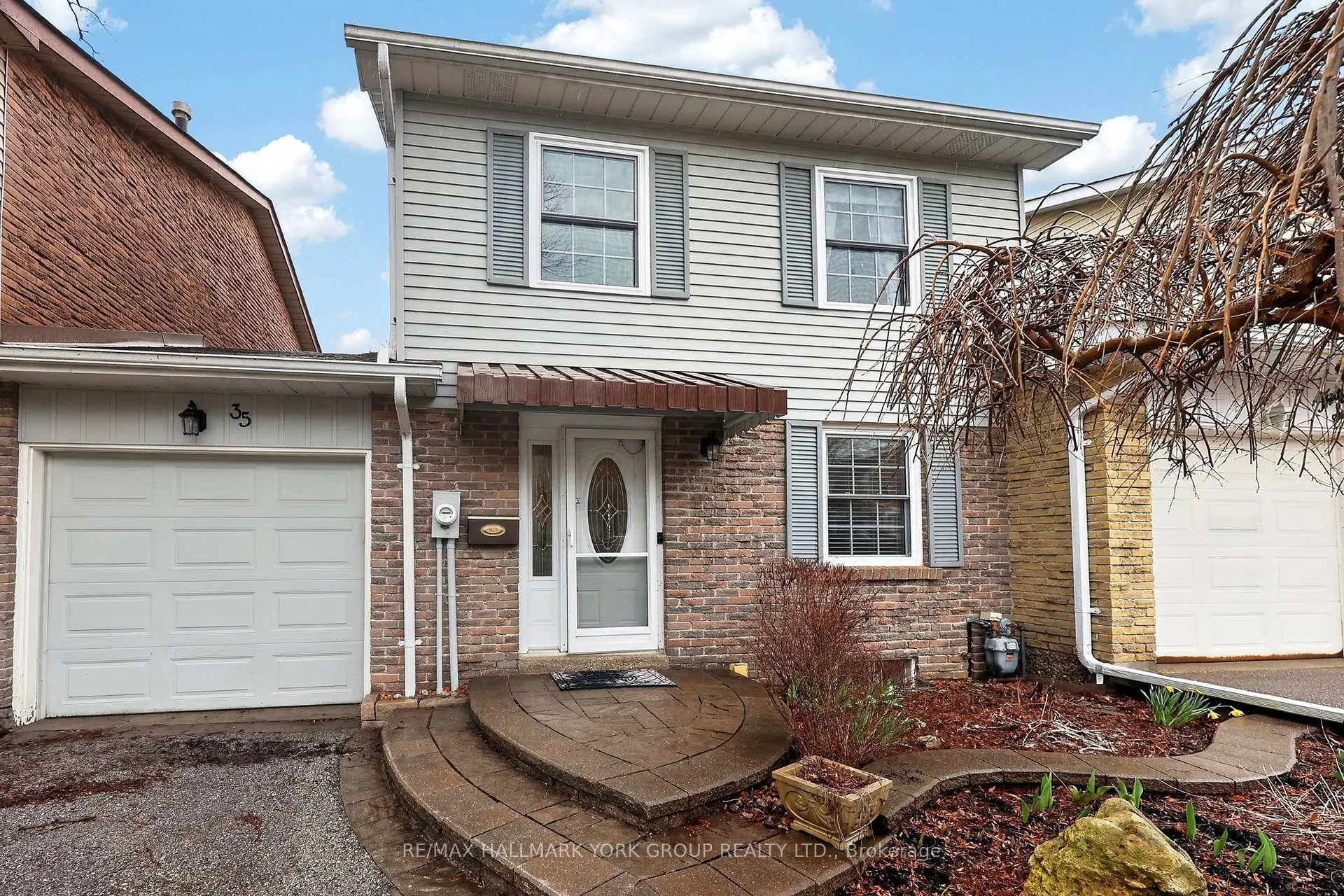 Photo 2 of 35 Parkland Court, Aurora, Aurora Heights — HOMEH