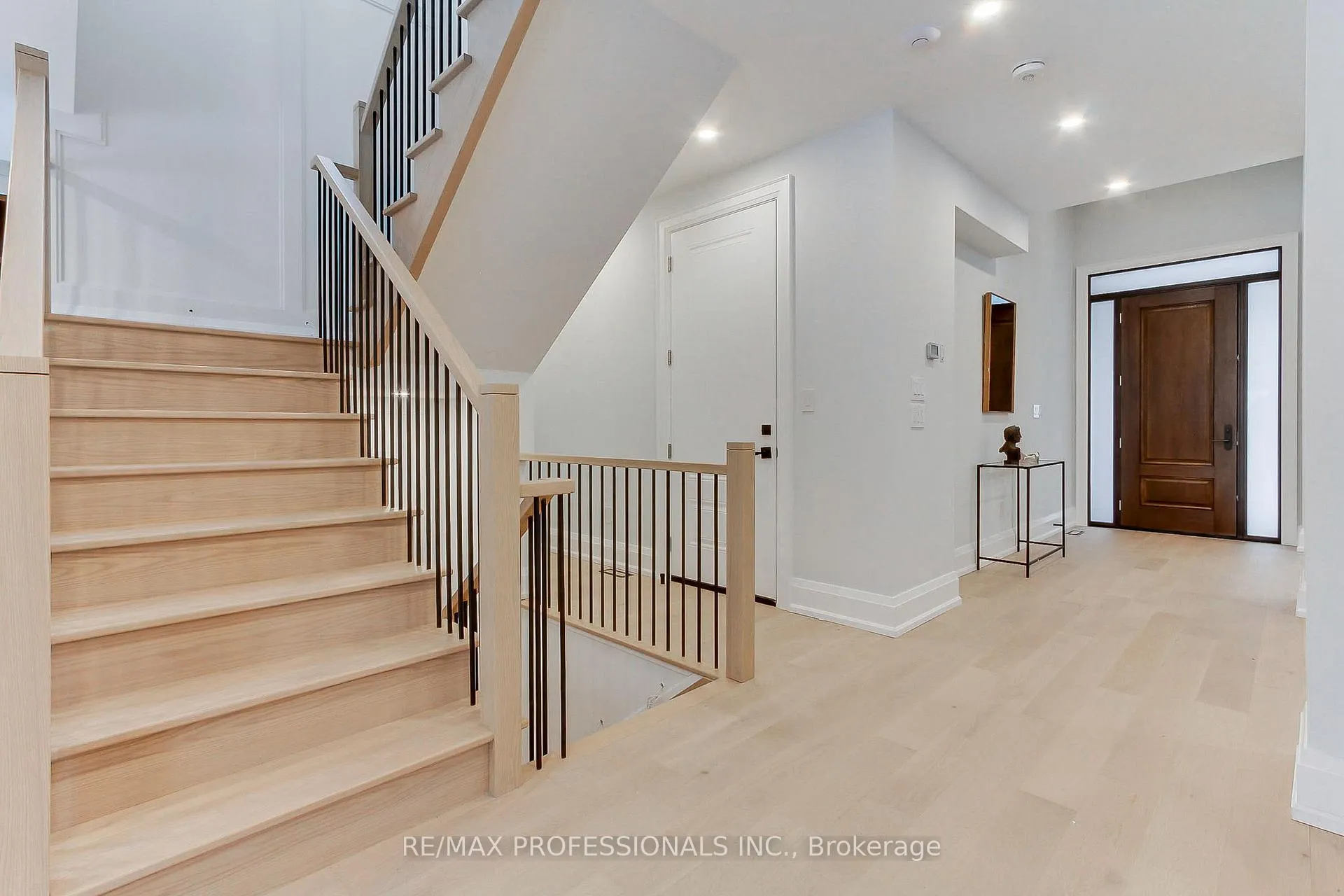 Photo 4 of 432 Smith Avenue, Burlington, Brant — HOMEH