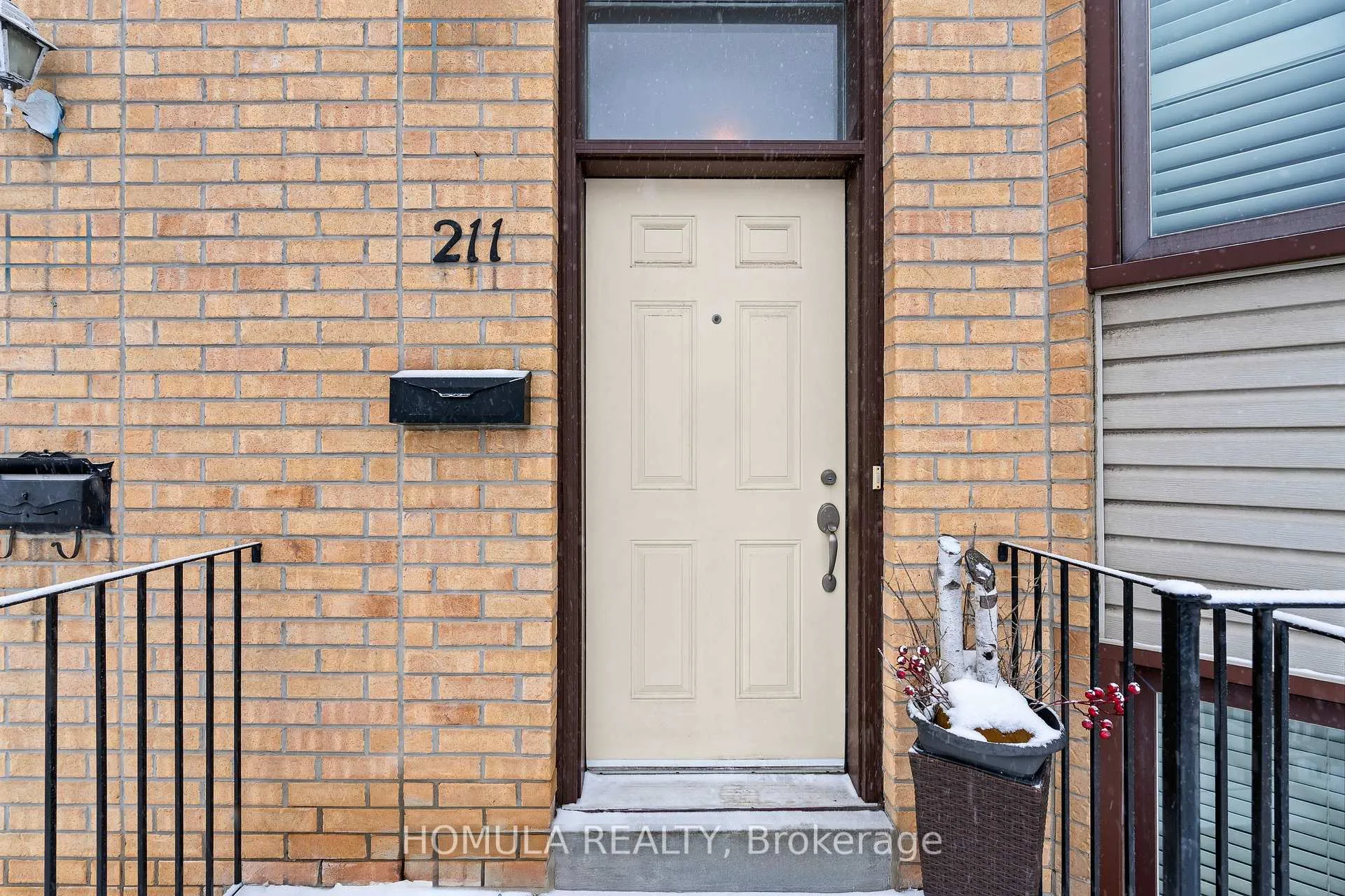 Photo 2 of 211 Woodbridge Avenue, Vaughan, West Woodbridge — HOMEH